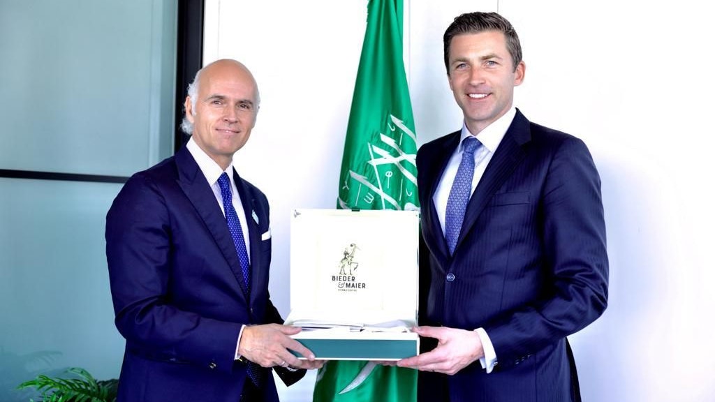 Bieder & Maier-CEO Rudi Kobza und Cenomi-CEO Dr. Günther Helm bei der Vertragsunterzeichnung für Bieder & Maier Coffee Houses in Saudi Arabien. 