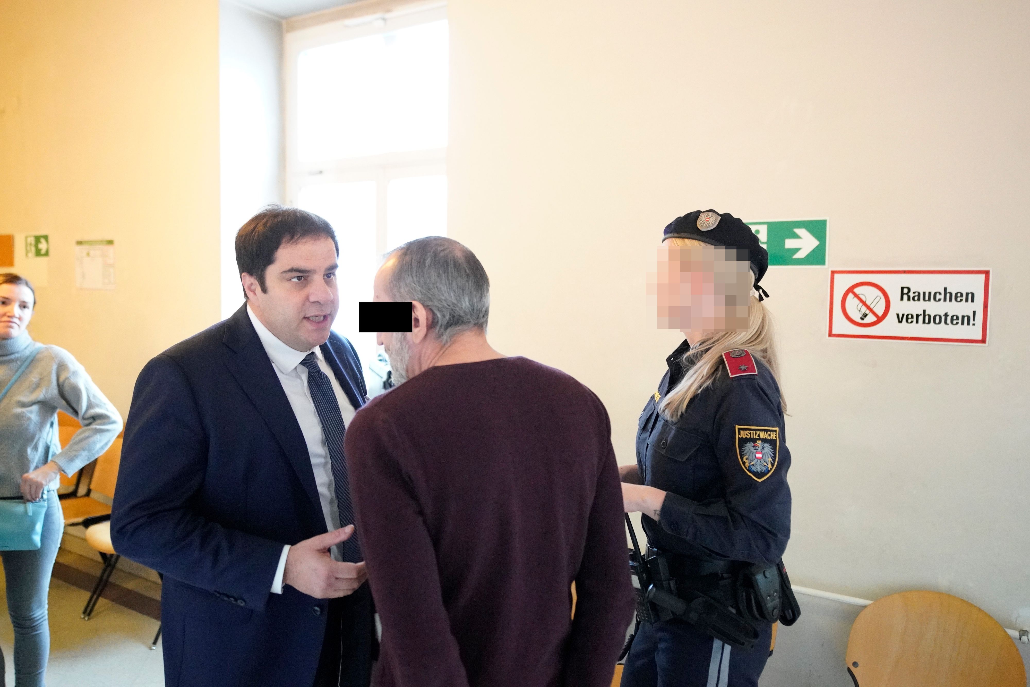 Anwalt Sascha Flatz mit seinem Mandanten, die Waffe (r.)