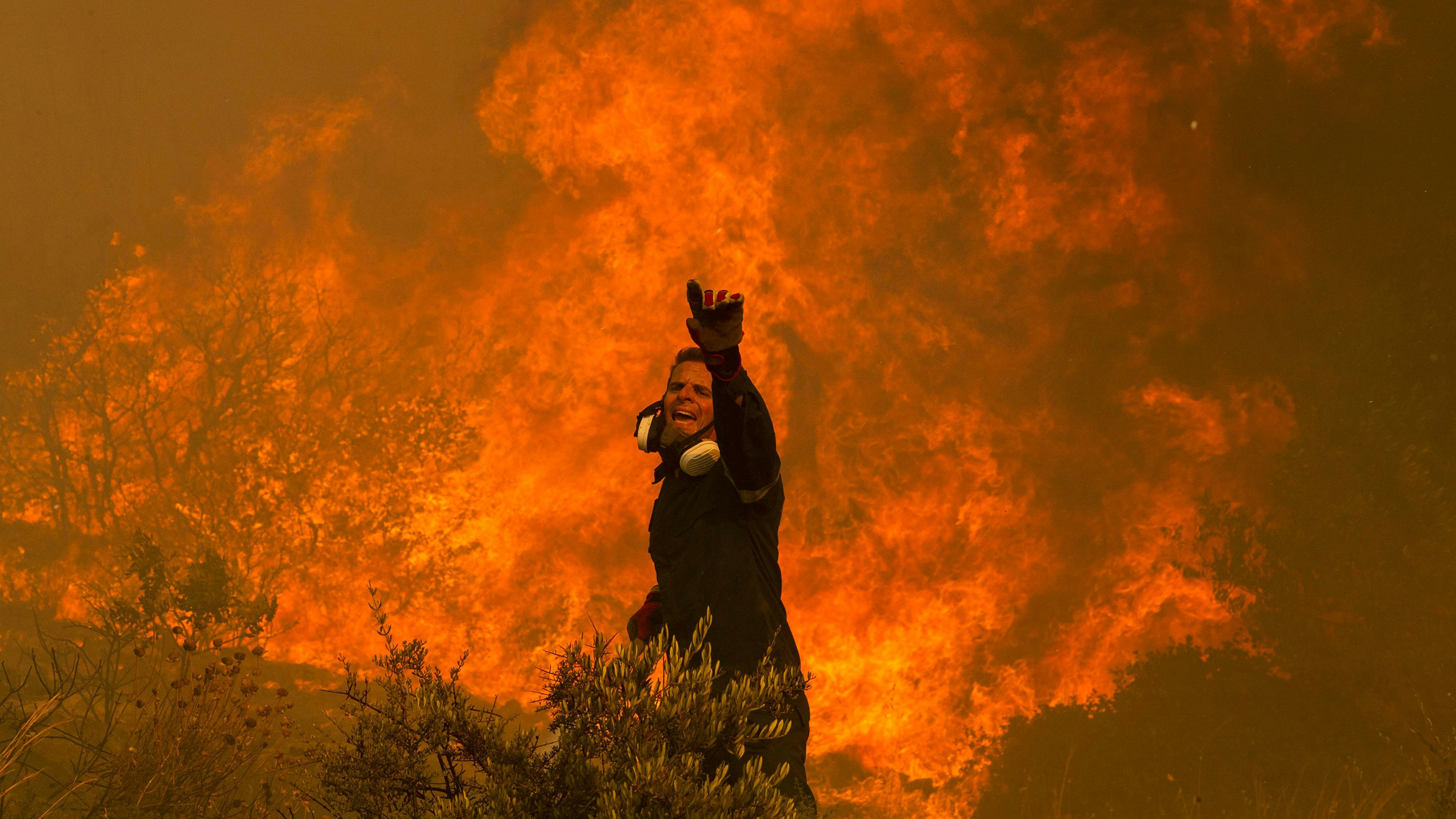 Download von www.picturedesk.com am 06.12.2023 (13:14).  (231202) -- BEIJING, Dec. 2, 2023 (Xinhua) -- A firefighter battles a wildfire in Hasia village, near Athens, Greece, Aug. 22, 2023. Heatwaves, torrential rains, floods, droughts and other natural disasters occurred one after another around the world in recent years. While impressed by the mighty power and vulnerability of nature, we genuinely feel that when it comes to tackling climate change, countries around the world are like passengers aboard the same ship. (Photo by Marios Lolos/Xinhua).Xinhua News Agency / eyevine :...http://. - 20231202_PD9231 - Rechteinfo: Rights Managed (RM)