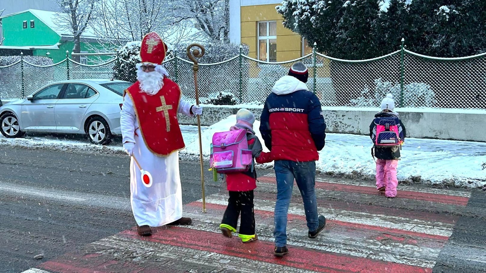 SPÖ-Bürgermeister von Guntramsdorf, Robert Weber, warf sich am 6. Dezember in den Festtags-Anzug und begleitete die Kinder als Nikolo in die Schule.