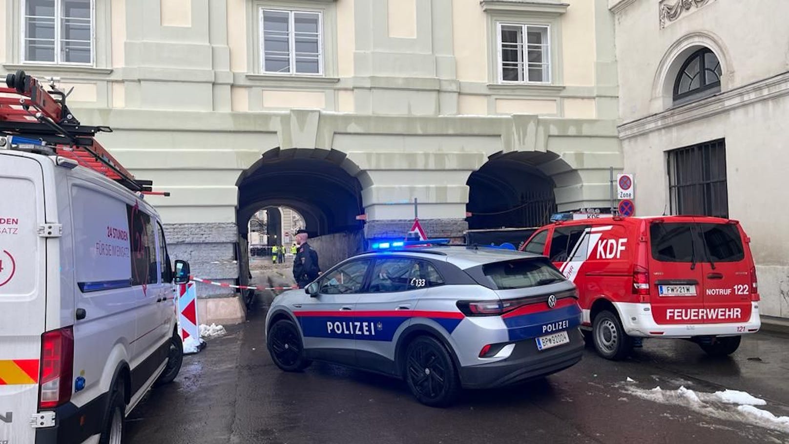 Derzeit untersuchen die Feuerwehrleute die Schäden vor Ort.