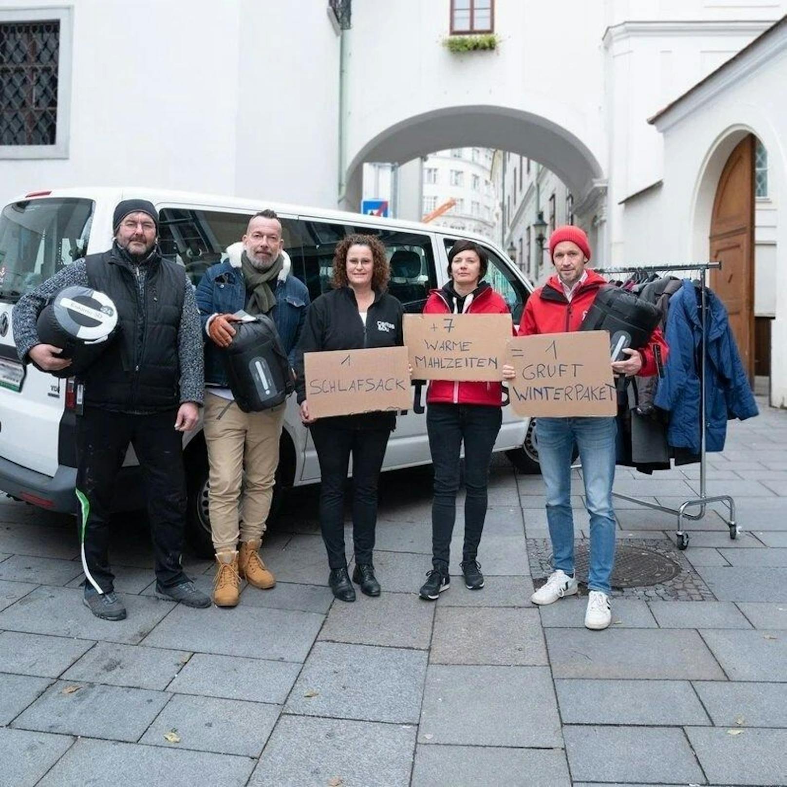 Mit einem Winterpaket von der Caritas wird einem Obdachlosen, ein Schlafsack und sieben warme Mahlzeiten gespendet. Auch Robert Kratky unterstützt die Caritas.