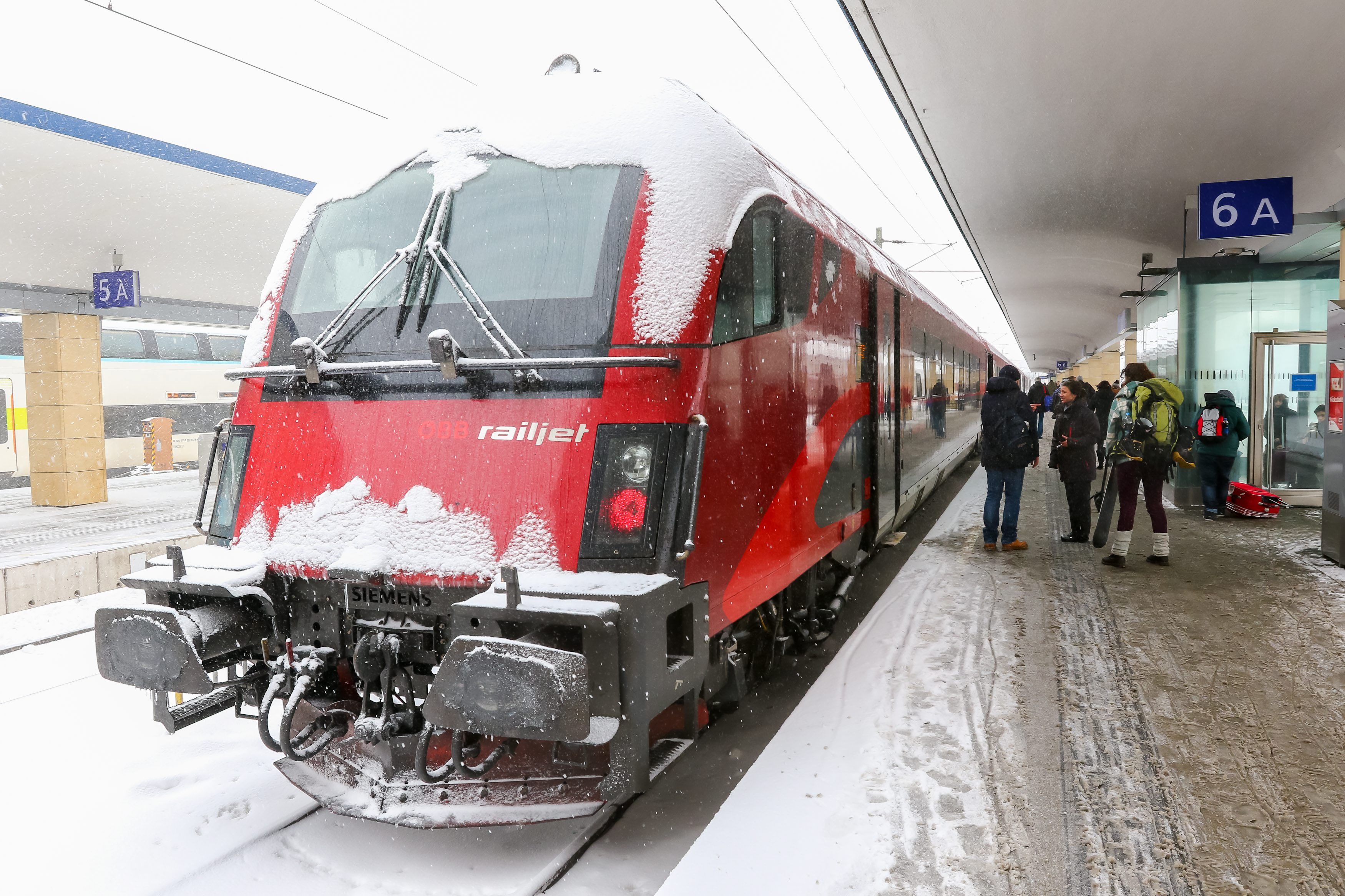 Mindestens ein Railjet soll durch den Schnee so stark beschädigt worden sein, dass er abgeschleppt werden musste.