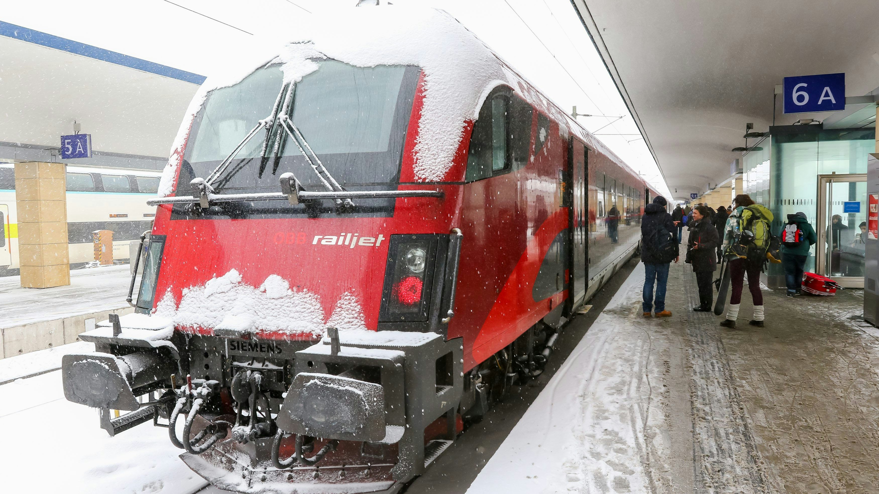 Download von www.picturedesk.com am 07.12.2023 (18:29).  THEMENBILD - Winter in Wien, Österreich. Aufgrund von Schneefall kommt es in Wien zu einem Verkehrschaos und viele Züge sind verspätet, aufgenommen am 09. Februar 2015, . im Bild ein Zug am Westbahnhof // Winter in Vienna, Austria. The image was taken on 2015/02/09. AUT, EXPA Pictures © 2015, PhotoCredit: EXPA/ Sebastian Pucher - 20150209_PD1646 - Rechteinfo: Rights Managed (RM)