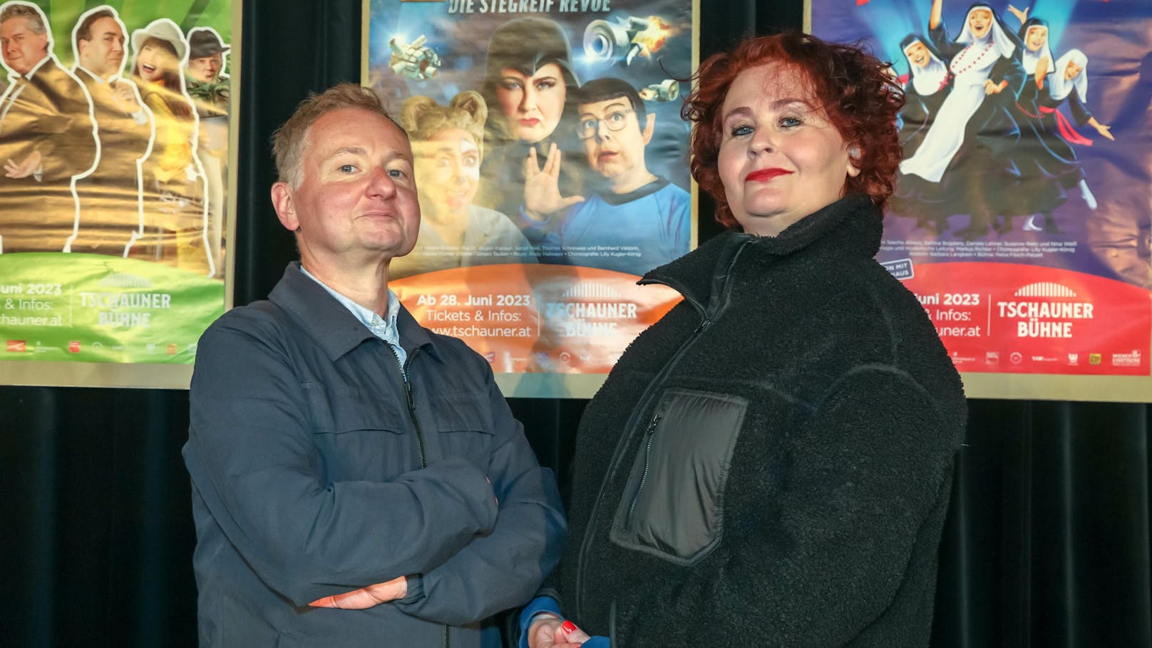 Regisseur und Schauspieler Andy Hallwaxx und Eva Damyanovic bei der Programmpräsentation im legendären Wiener Stegreiftheater "Tschauner", 2023