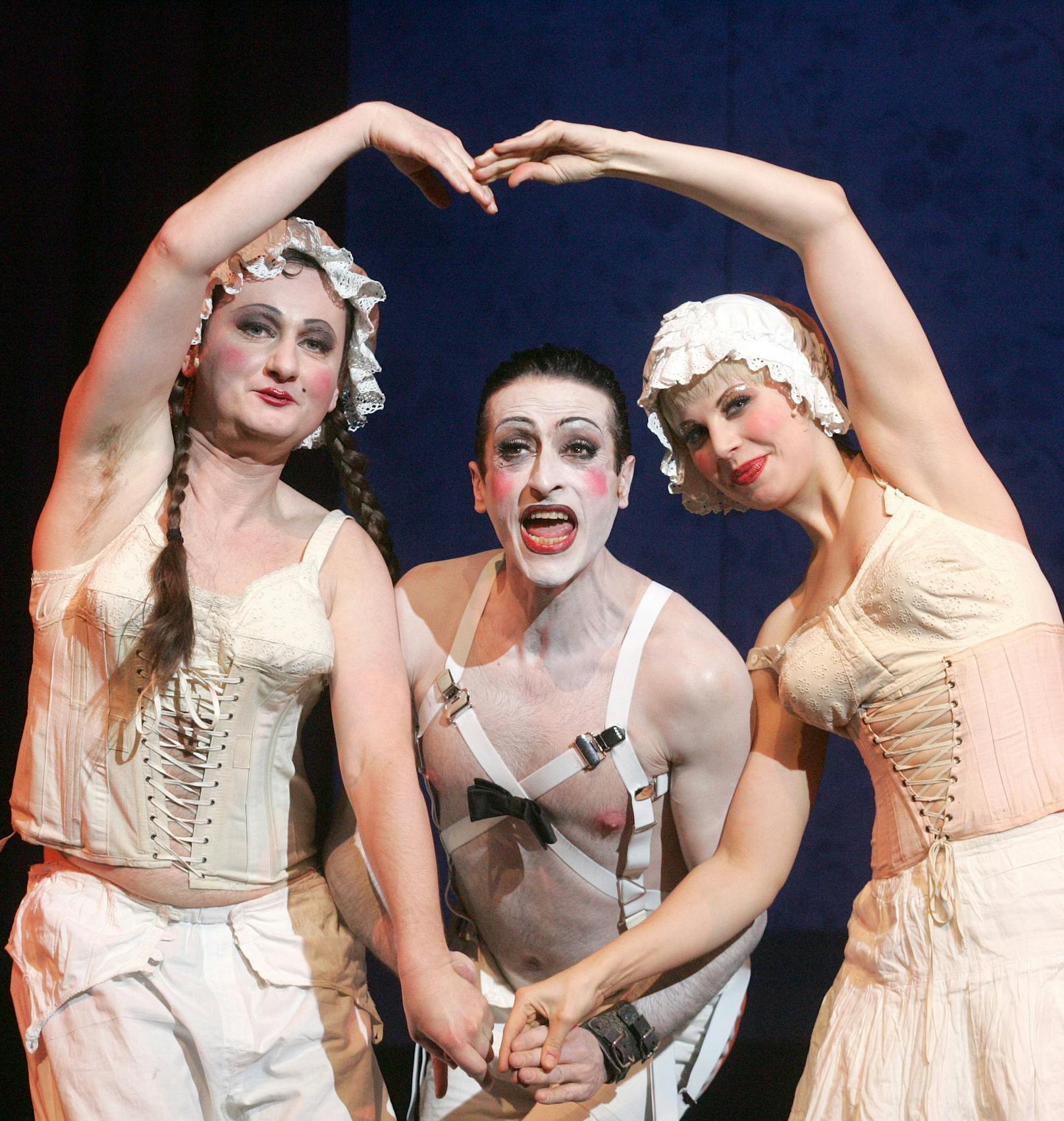 Andy Hallwaxx (llinks) als Horny, Marcello de Nardo als Conferencier und Doris Weiner als Helga in der Fotoprobe zu  "Cabaret" im Wiener Volkstheater, 2007.