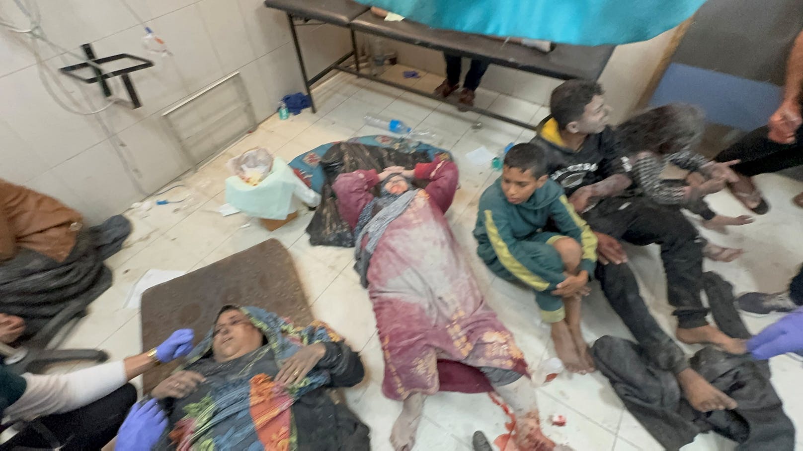 Palästinenser, die bei israelischen Angriffen verwundet wurden, warten in einem Krankenhaus auf Hilfe.