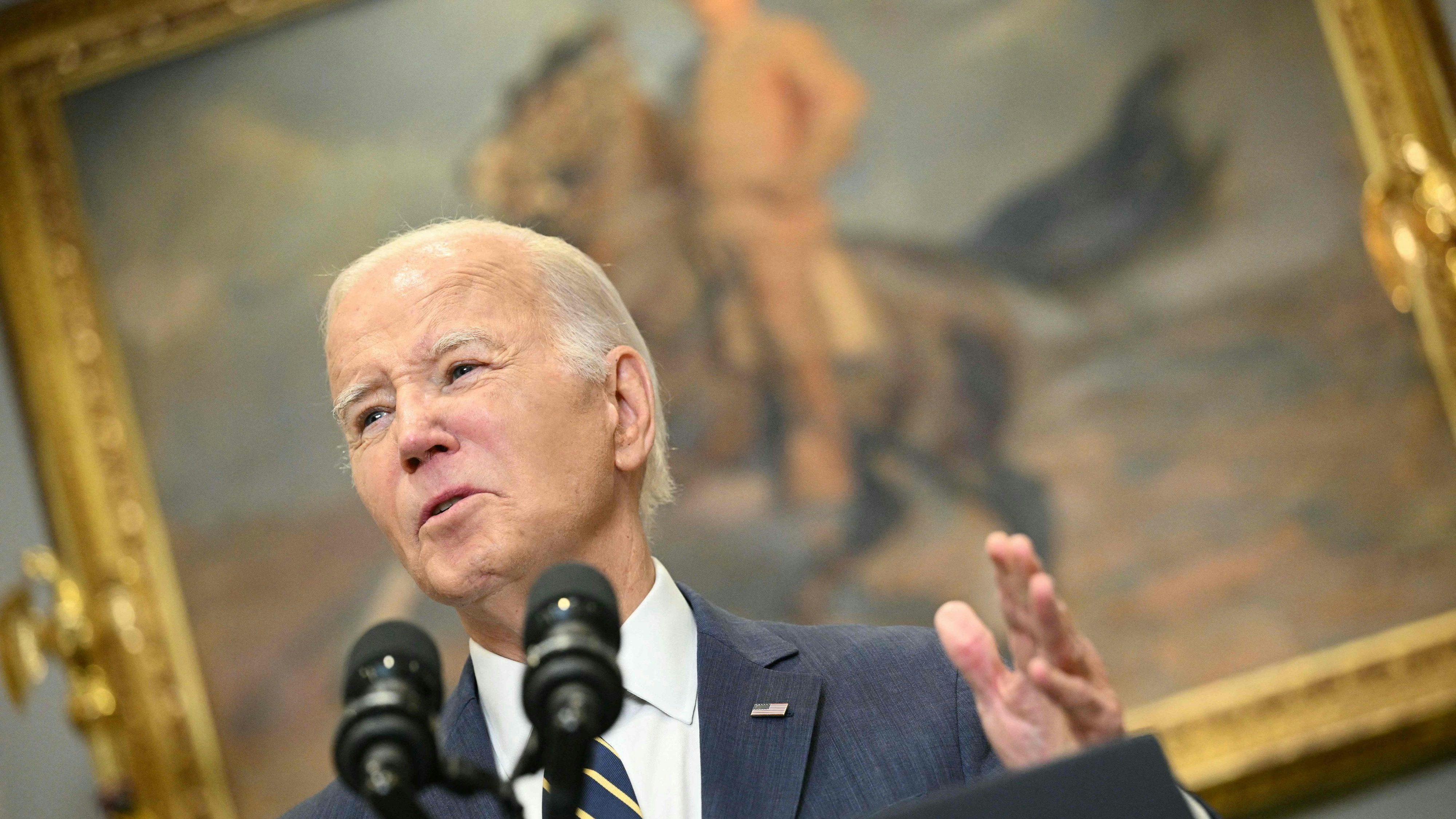 Download von www.picturedesk.com am 07.12.2023 (07:17).  US President Joe Biden delivers remarks urging Congress to pass his national security supplement request, which includes funding to support Ukraine, in the Roosevelt Room of the White House in Washington, DC, on December 6, 2023. (Photo by Mandel NGAN / AFP) - 20231206_PD7444 - Rechteinfo: Rights Managed (RM) Nur für redaktionelle Nutzung! Werbliche Nutzung erfordert Freigabe: bitte schicken Sie uns eine Anfrage.