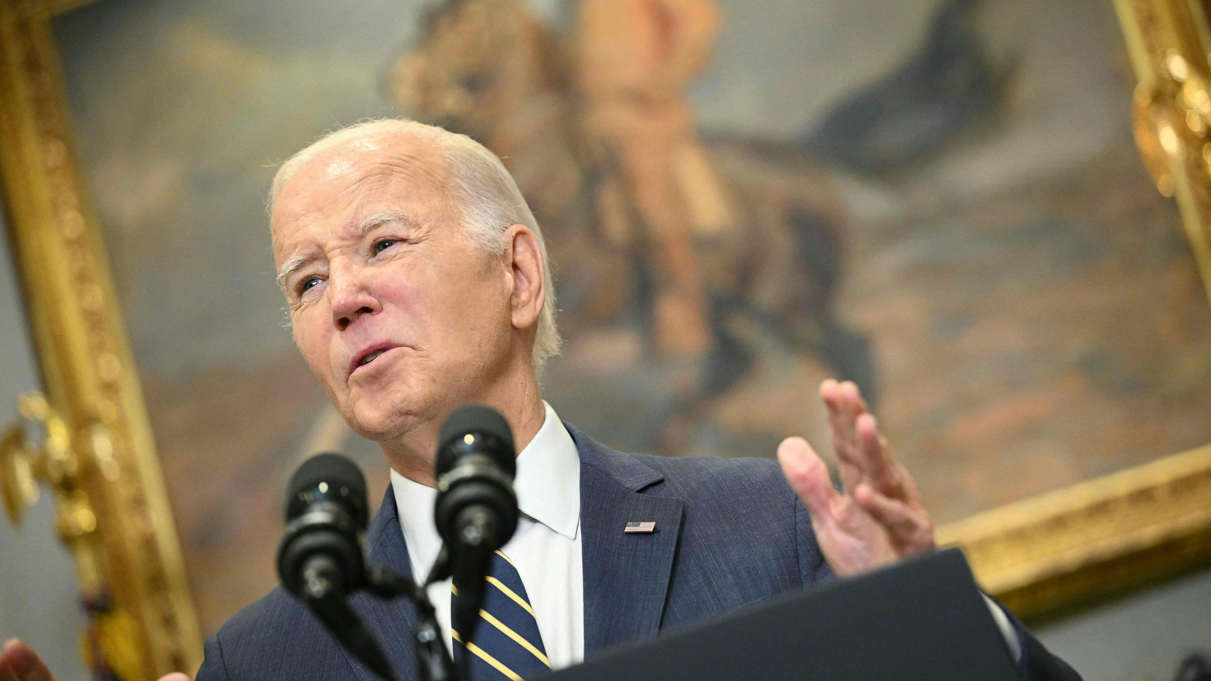 Download von www.picturedesk.com am 07.12.2023 (07:17).  US President Joe Biden delivers remarks urging Congress to pass his national security supplement request, which includes funding to support Ukraine, in the Roosevelt Room of the White House in Washington, DC, on December 6, 2023. (Photo by Mandel NGAN / AFP) - 20231206_PD7444 - Rechteinfo: Rights Managed (RM) Nur für redaktionelle Nutzung! Werbliche Nutzung erfordert Freigabe: bitte schicken Sie uns eine Anfrage.