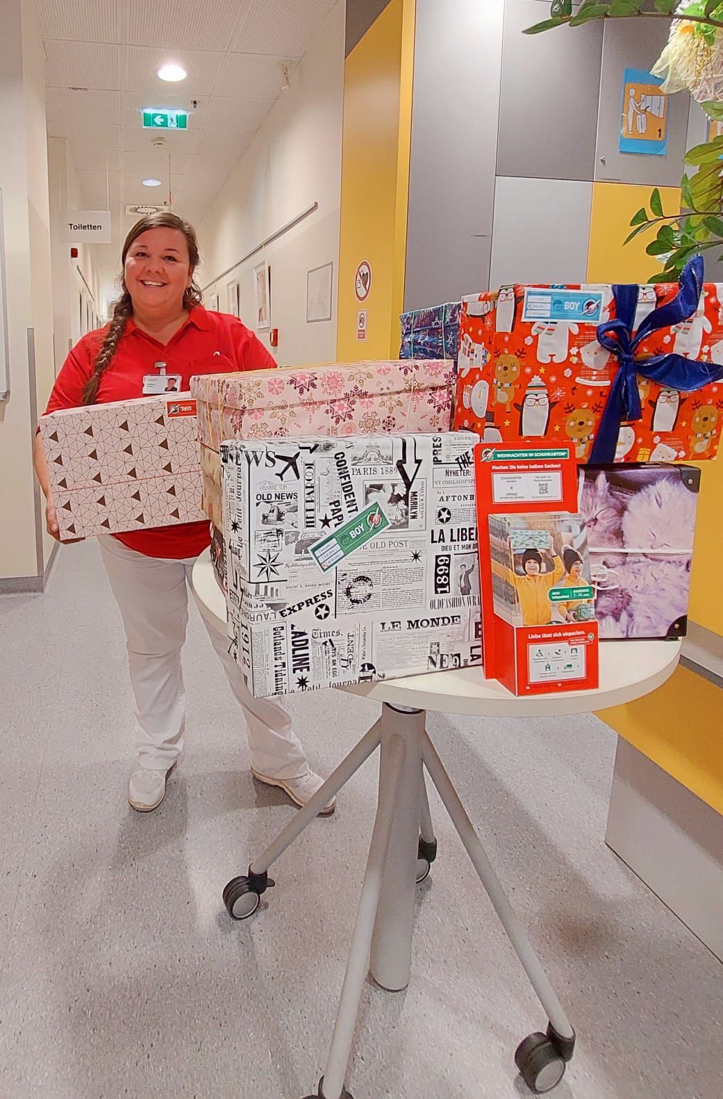 Sabine Lanz aus dem BioLife Plasmazentrum Graz Europaplatz übernimmt dankbar die Schuhkartons.