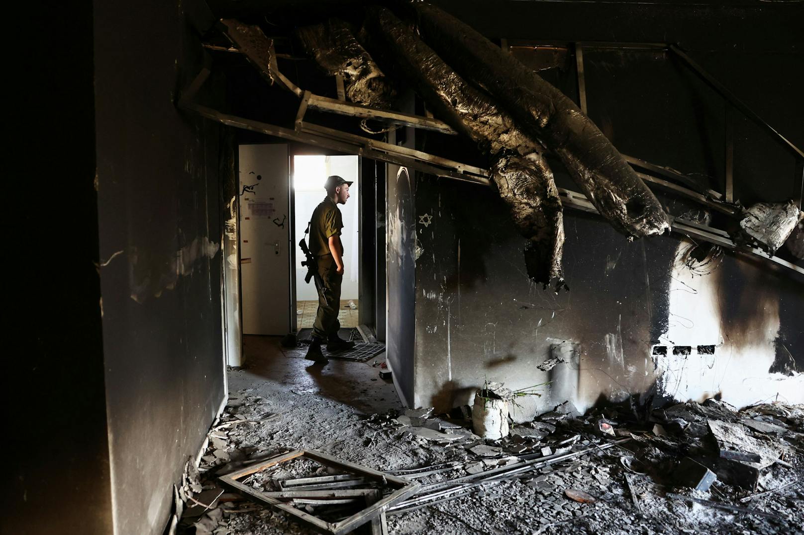 Ein israelischer Soldat in einem verlassenen abgebrannten Haus.