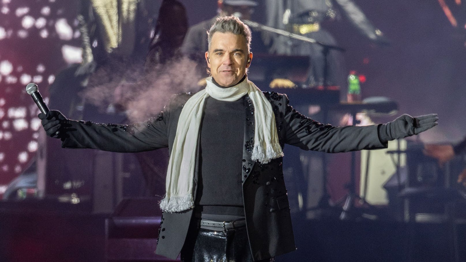 Robbie Williams begeistert Fans trotz eisiger Kälte