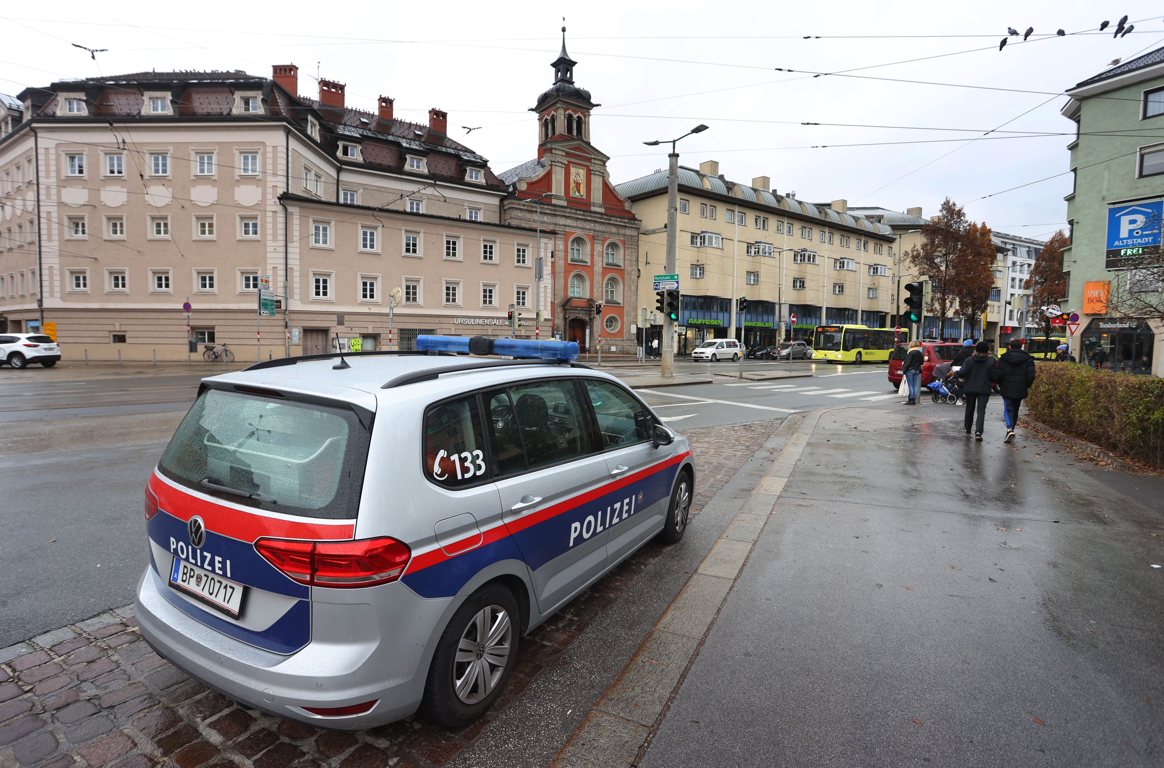 Das Landeskriminalamt ist derzeit mit der Auswertung der Spuren sowie mit der Befragung von Zeugen beschäftigt.