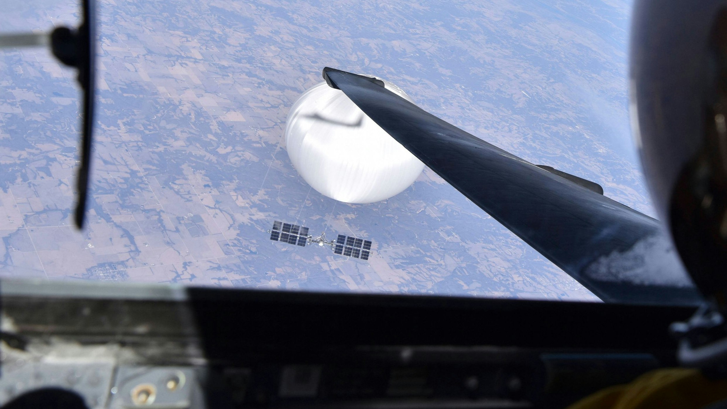 JUST RELEASED BY DOD, February 23, 2023, Airfare pilot Selfie with Chinese Spy Ballon: Shot February 3, 2023, 60,000 Feet over Central Continental USA: A U.S. Air Force U-2 pilot looks down at a suspected Chinese surveillance balloon as it hovers over the Central Continental United States on February 3, 2023. Recovery efforts began shortly after the balloon was downed. Chinese spy balloon was shot down over United States territory shortly afterwards. 60,000 Feet USA PUBLICATIONxINxGERxSUIxAUTxONLY - ZUMA0-00 20230223_new_z03_031 Copyright: xU.S.xDepartmentxofxDefensex