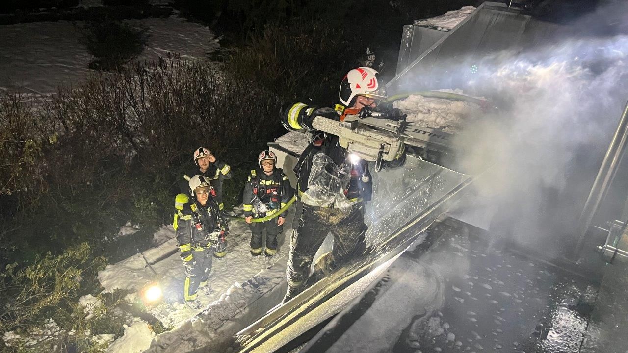 Das Dach des dreistöckigen Hauses musste mit einer Säge aufgeschnitten werden.
