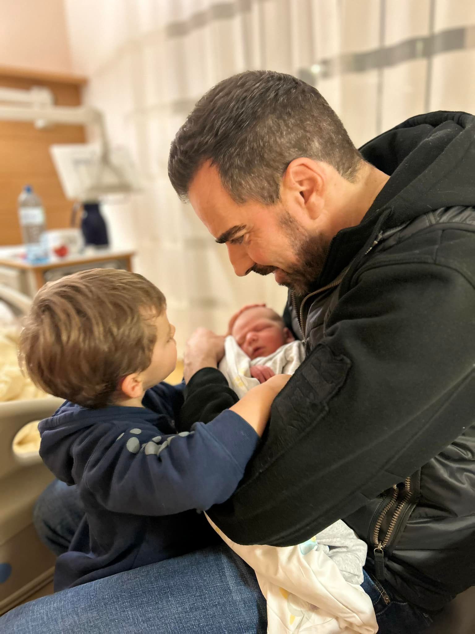 Kari Ochsner mit seinen Söhnen Emeric und Tristan 