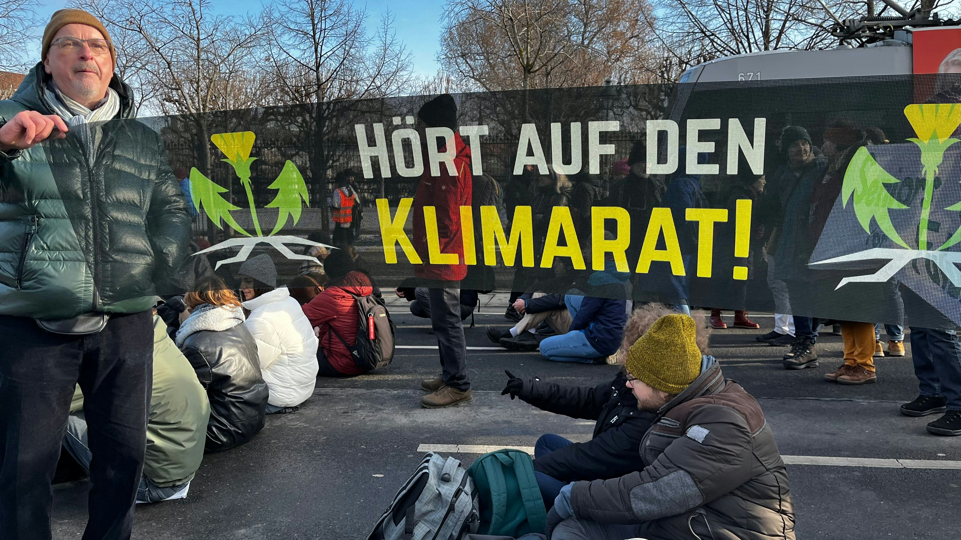 Protest-Marsch, dann pickt Klima-Shakira vor Parlament
