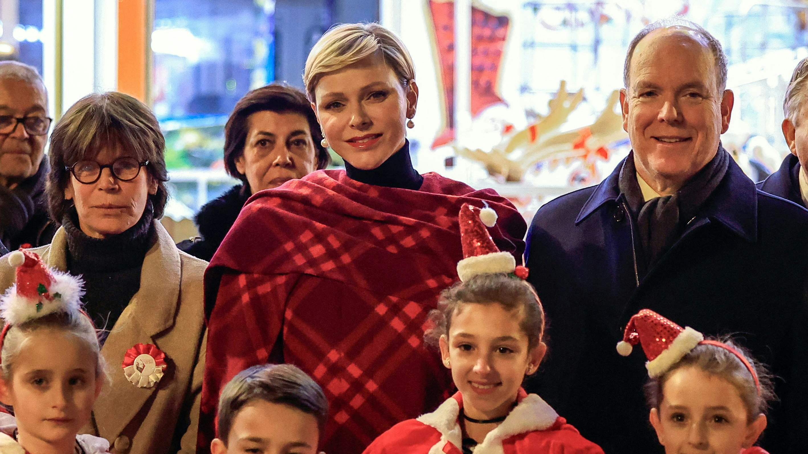 Festliche Stimmung bei Charlène, Albert und Stephanie von Monaco.