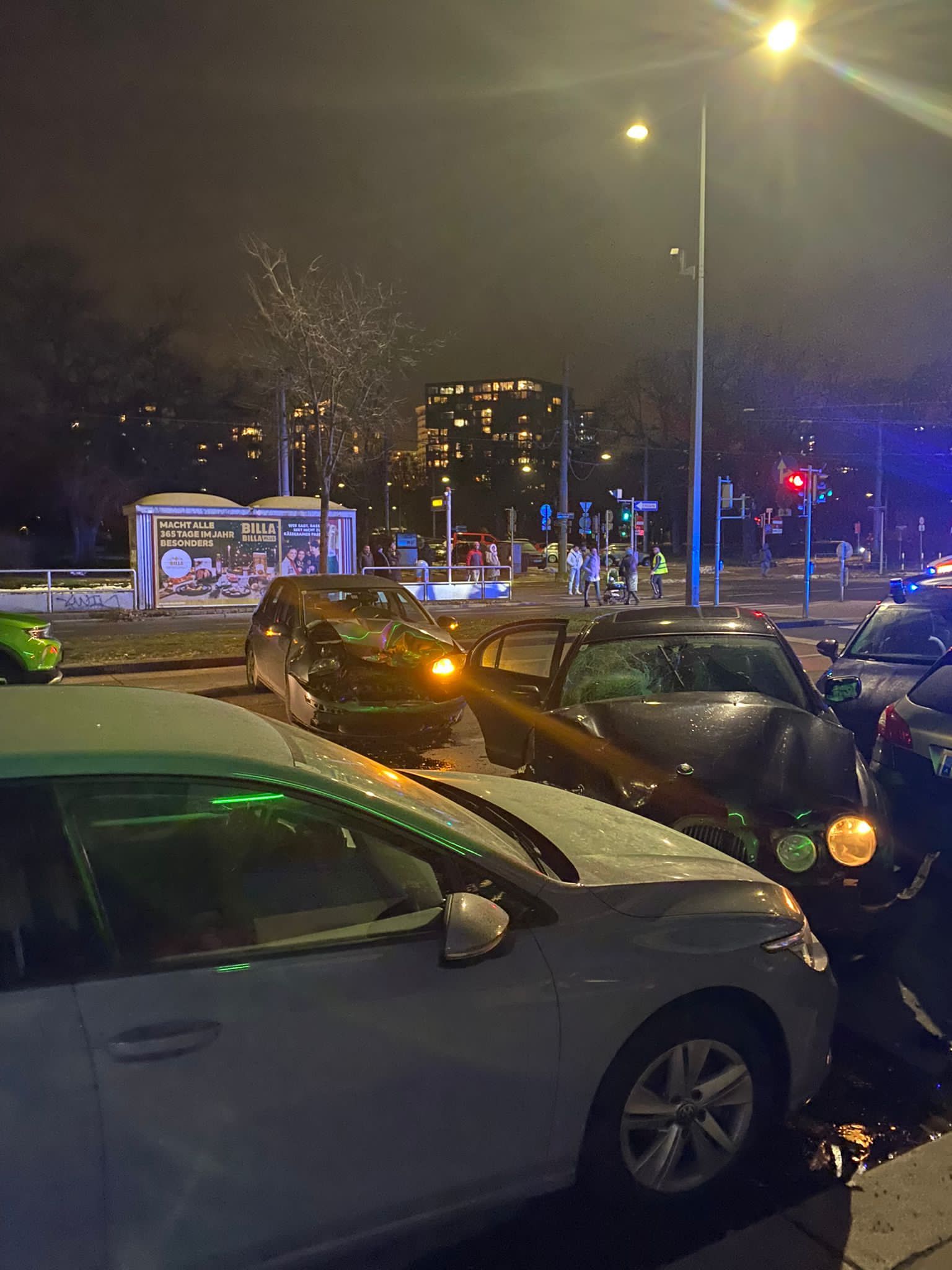 Frontal-Crash am Landstraßer Gürtel: Der Jaguar krachte in den VW Golf