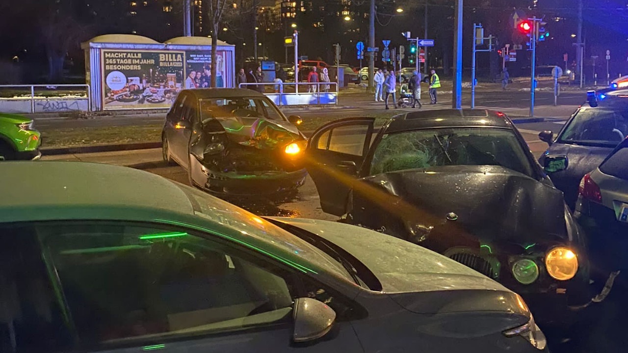 Heute.at - Jaguar-Fahrer baut bei Fluchtversuch mehrere Unfälle