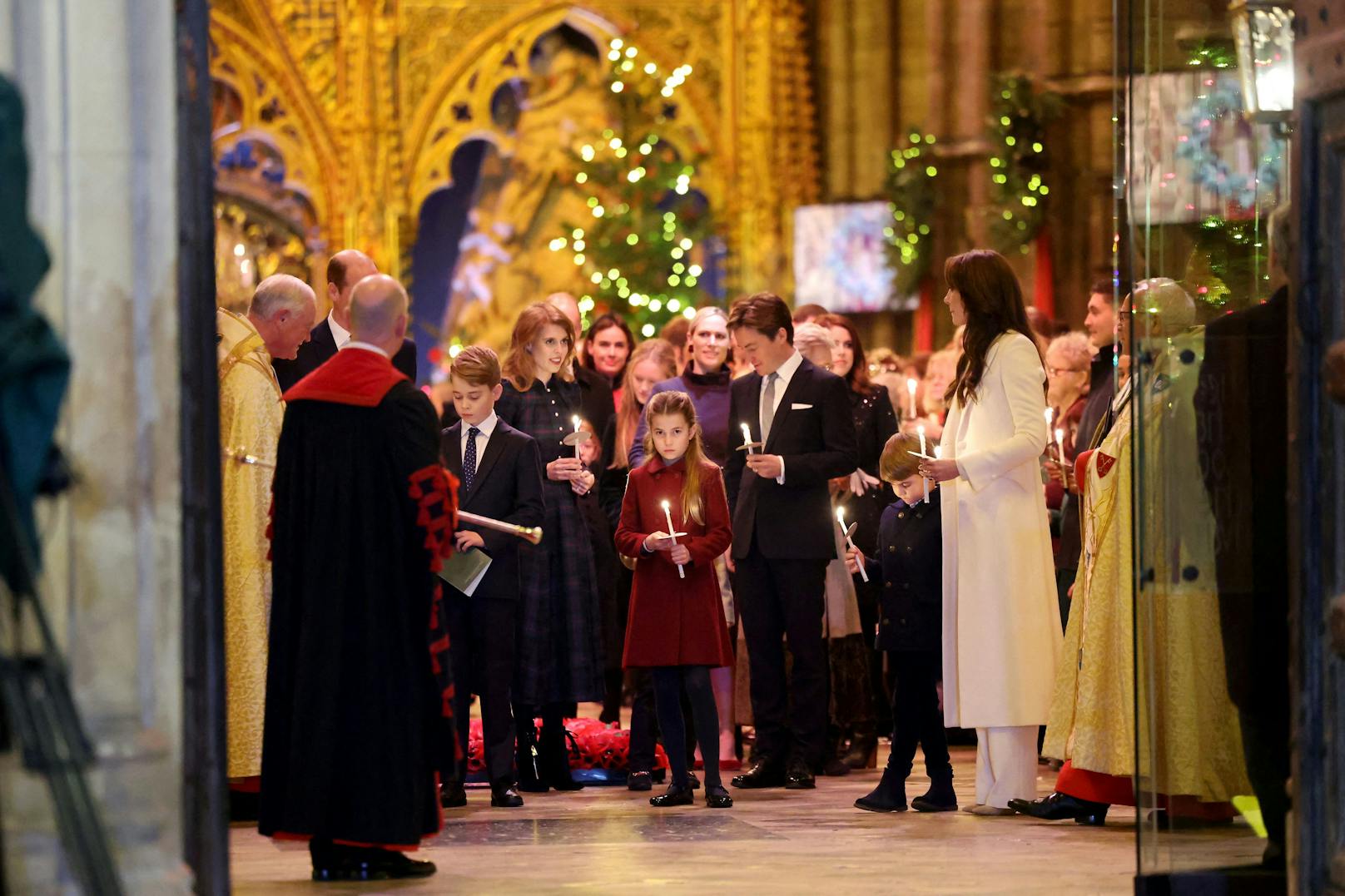 Prinz George, Prinzessin Beatrice, Sophie Winkleman, Prinzessin Charlotte, Zara Tindall, Edoardo Mapelli Mozzi, Prinzessin Eugenie, Prinz Louis und Prinzessin Catherine nach dem Weihnachtslied-Gottesdienst "Together At Christmas" in der Westminster Abbey am 08. Dezember 2023.