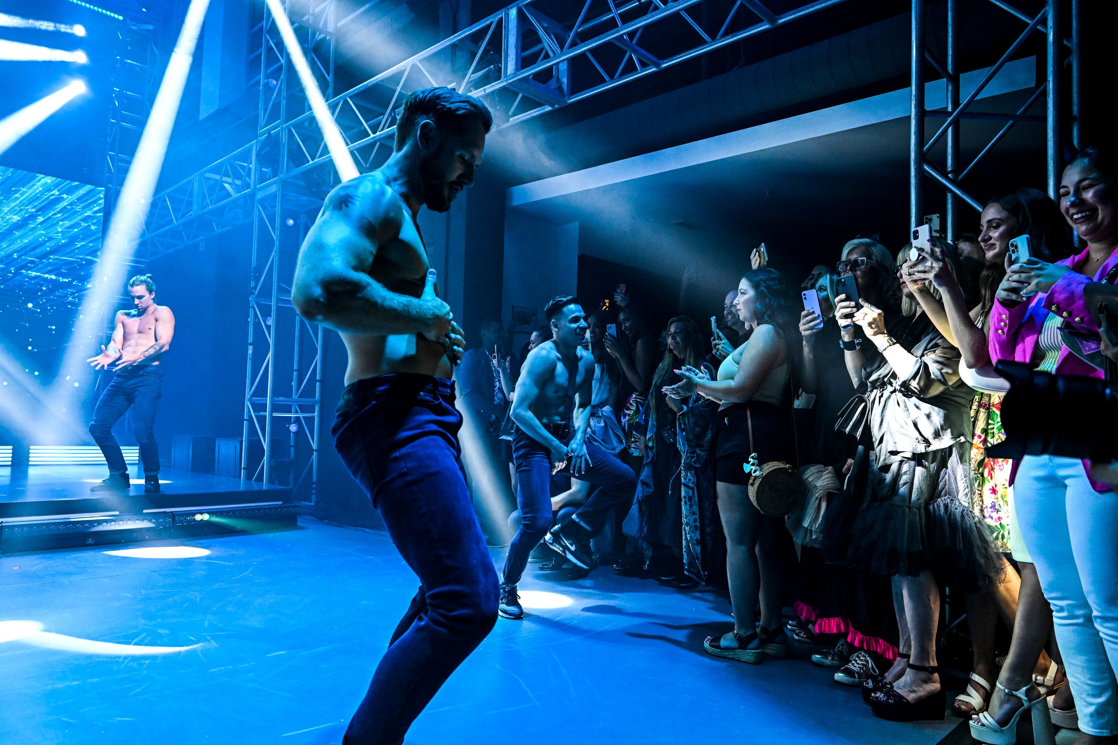 Bei einer Stripshow in London sollen betrunkene Besucherinnen gegen das Personal sexuell übergriffig geworden sein (Symbolbild).