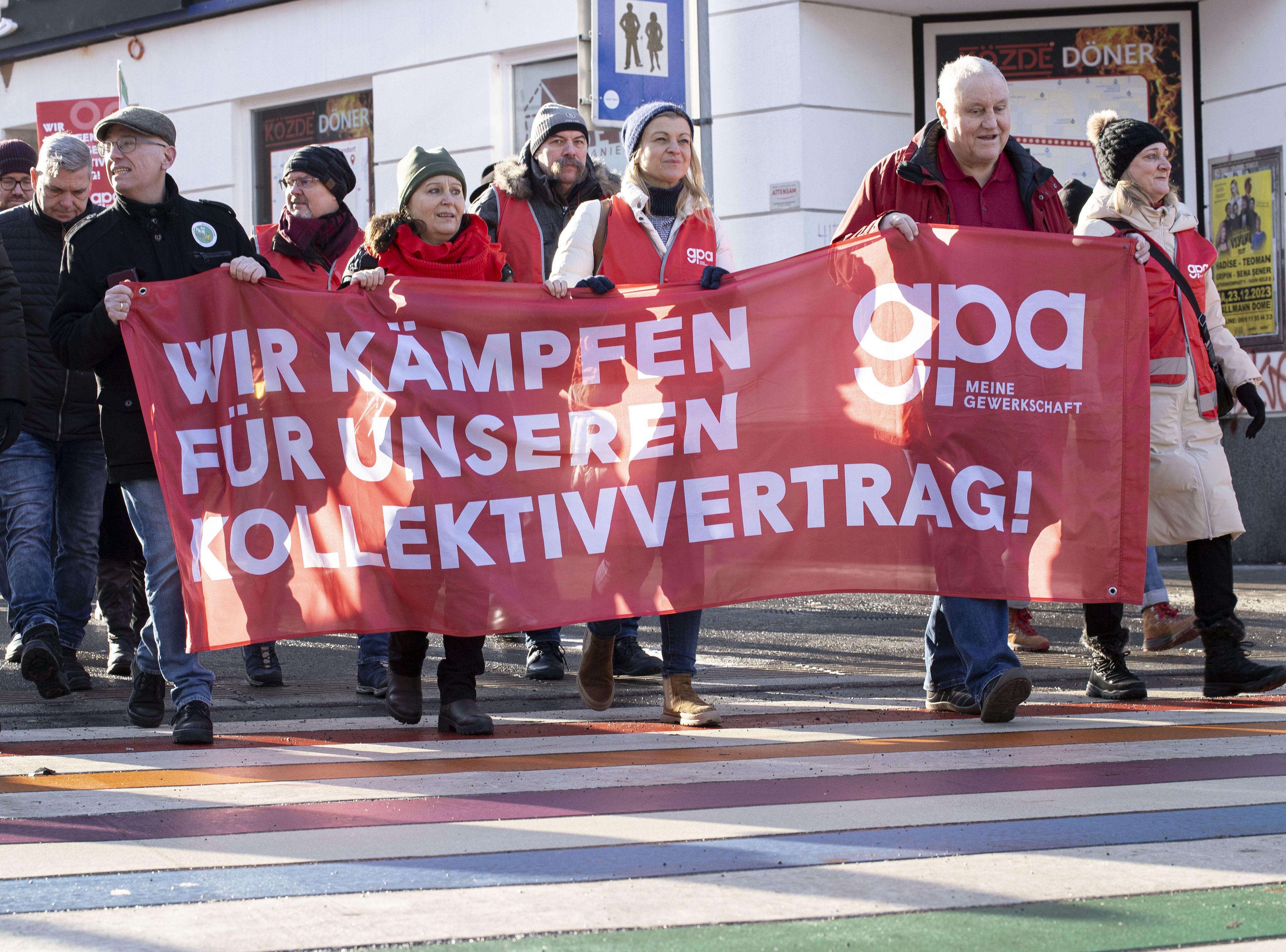Bereits am Freitag gab es Kundgebungen in Wien und Linz.