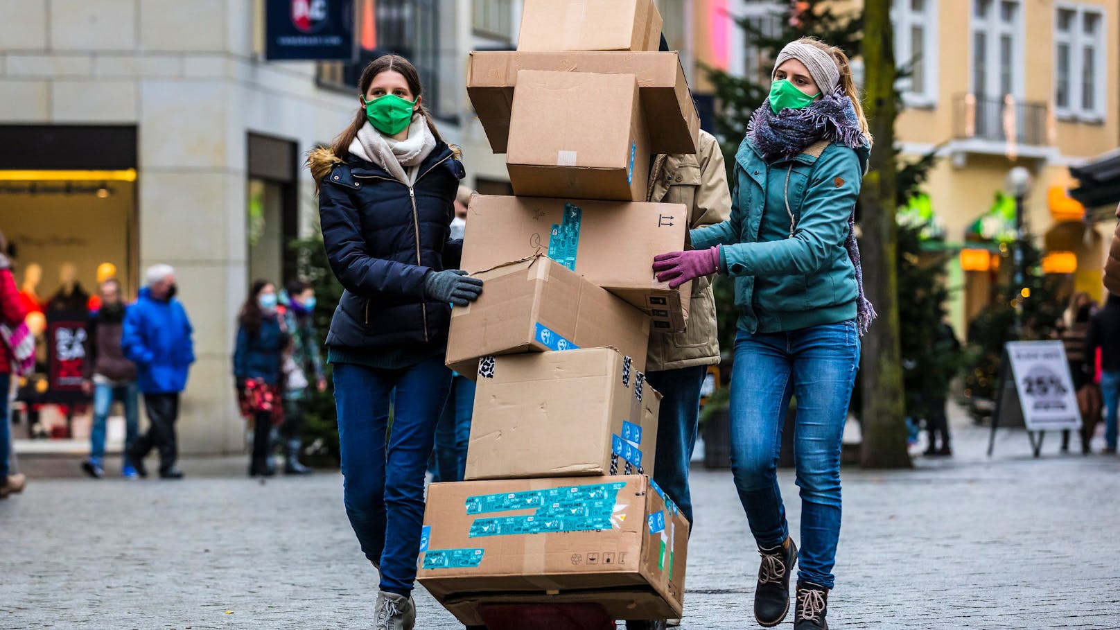 Greenpeace: Zusätzlich rund 20 Millionen Pakete durch Online-Shopping zu Weihnachten.