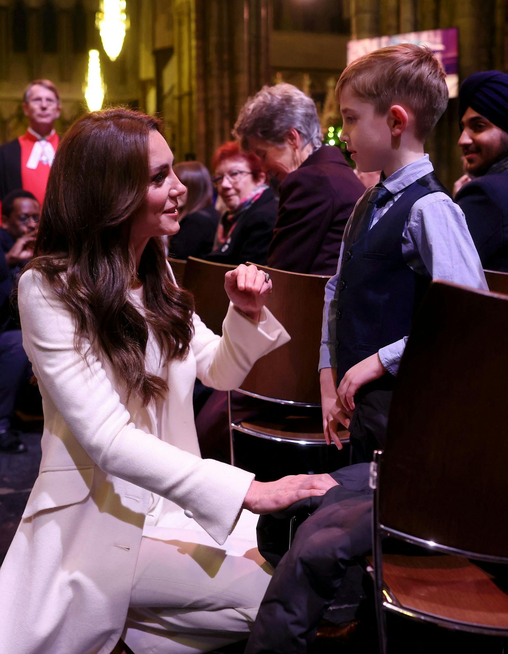 Prinzessin Kate zeigte sich volksnahe und plauderte im Zuge ihres Weihnachtskonzertes am 8. Dezember 2023 auch mit Kindern vor Ort.