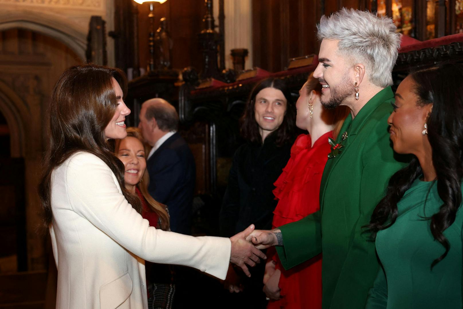 Unter den Gästen und Teil des Programms von Kates Weihnachtskonzert am 8. Dezember 2023 waren auch einige Promis, wie etwa Sänger Adam Lambert.