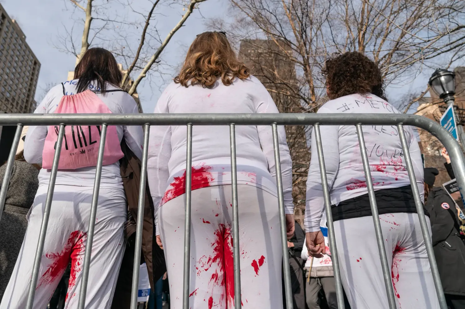 Vor dem UN-Sitz in New York demonstrierten Frauen für die Aufklärung der sexuellen Gewalt beim Angriff.