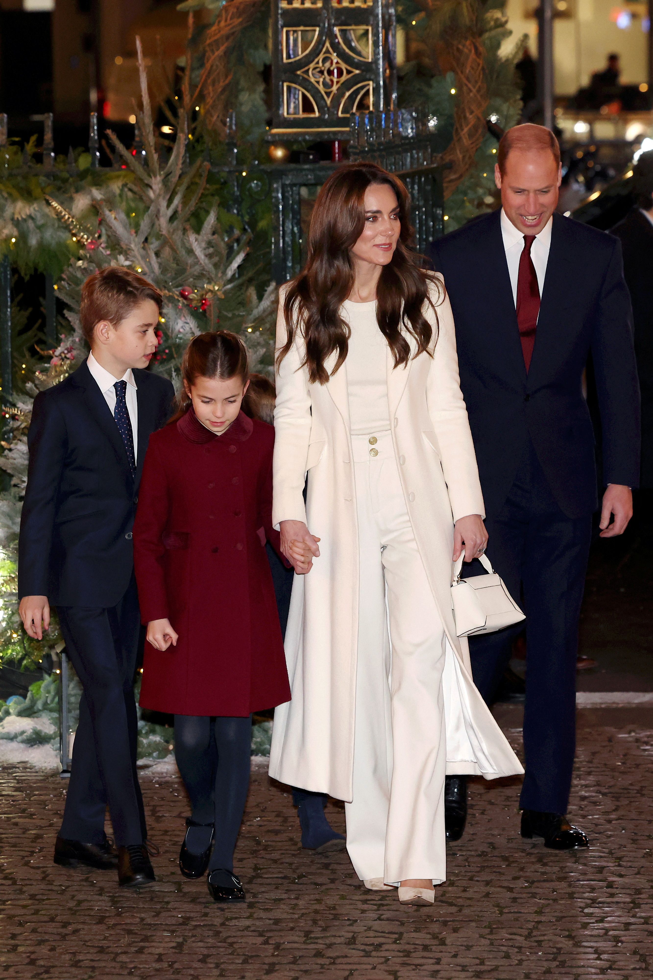 Kate mit ihren Kindern und William im Zuge ihres Weihnachtskonzerts 2023.