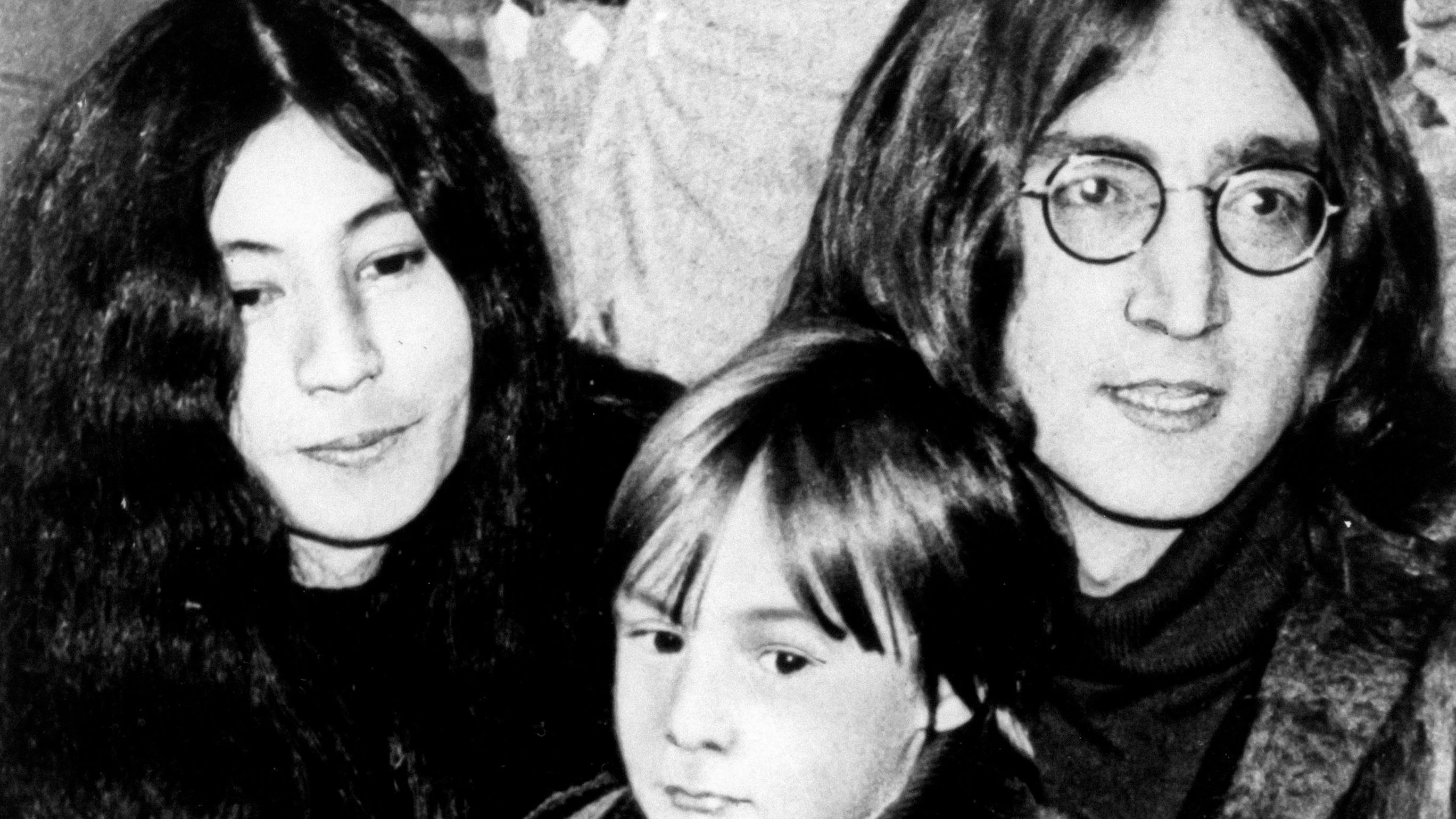 John Lennon mit Yoko Ono und seinem Sohn Julian.