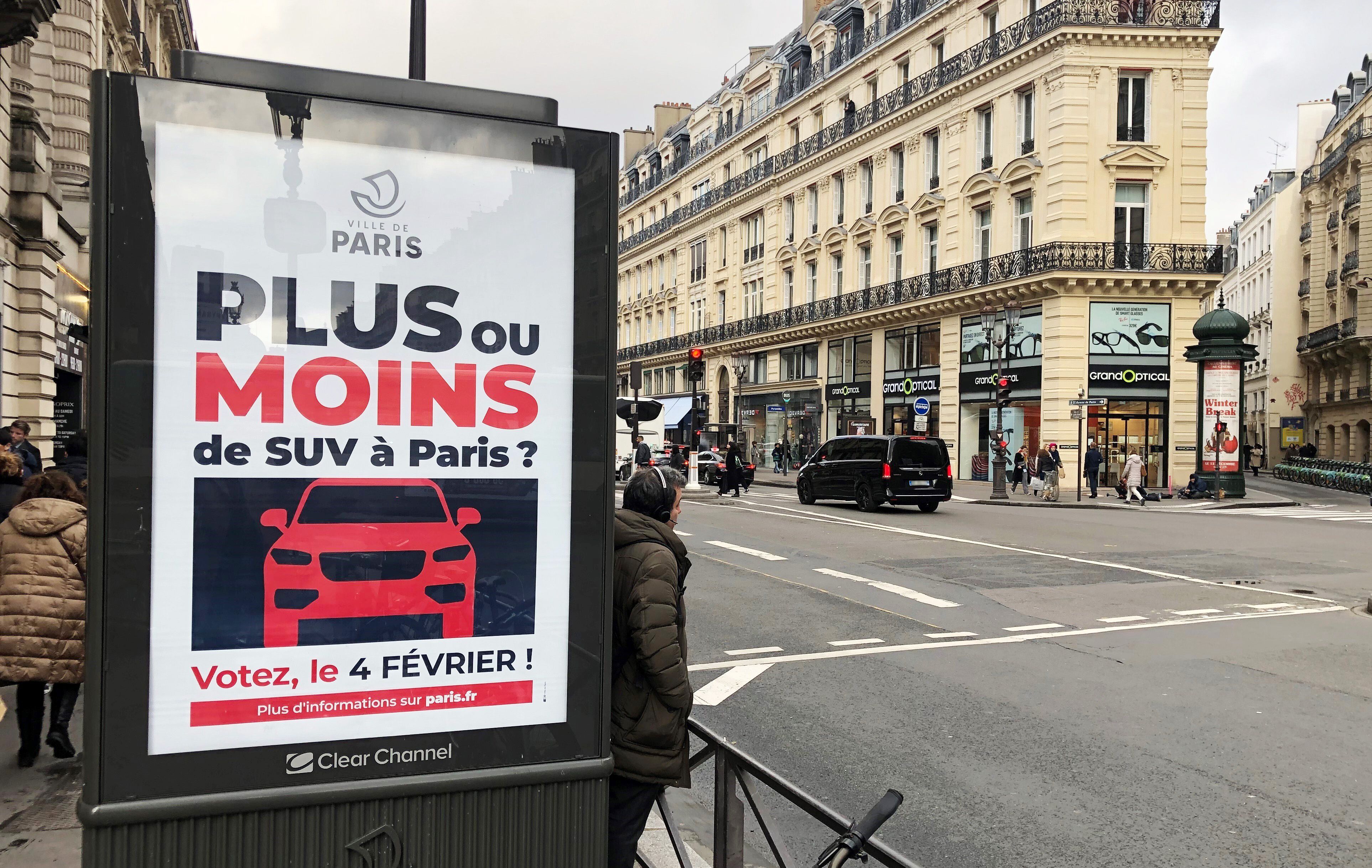 Auf einem Plakat informiert die Stadt Paris über die Abstimmung zur Erhöhung der Parkgebühren für SUVs.