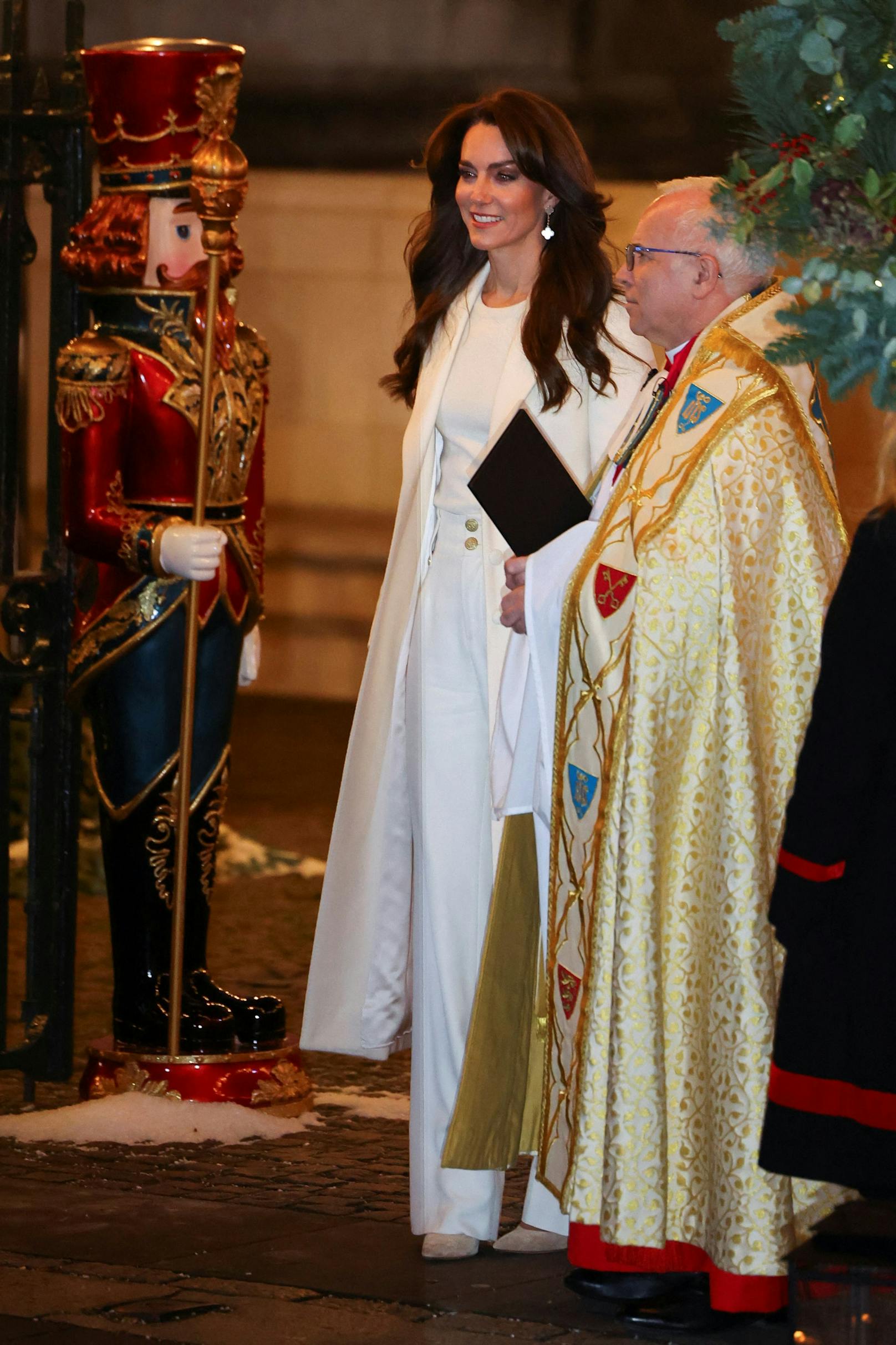 Prinzessin Kate mit dem Dekan der Westminster Abbey, David Hoyle vor ihrem Weihnachtskonzert am 8. Dezember 2023.