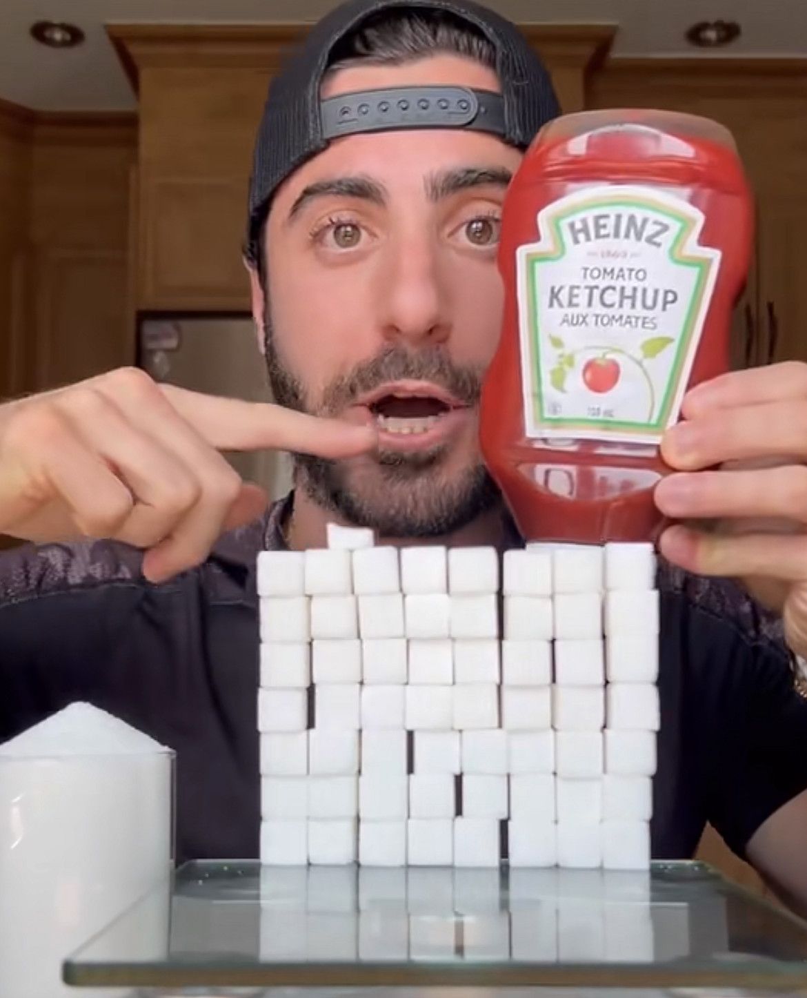 So viele Würfelzucker enthält eine Flasche Ketchup – und der Tiktoker teilt noch zahlreiche andere, ebenso erschreckende Beispiele.