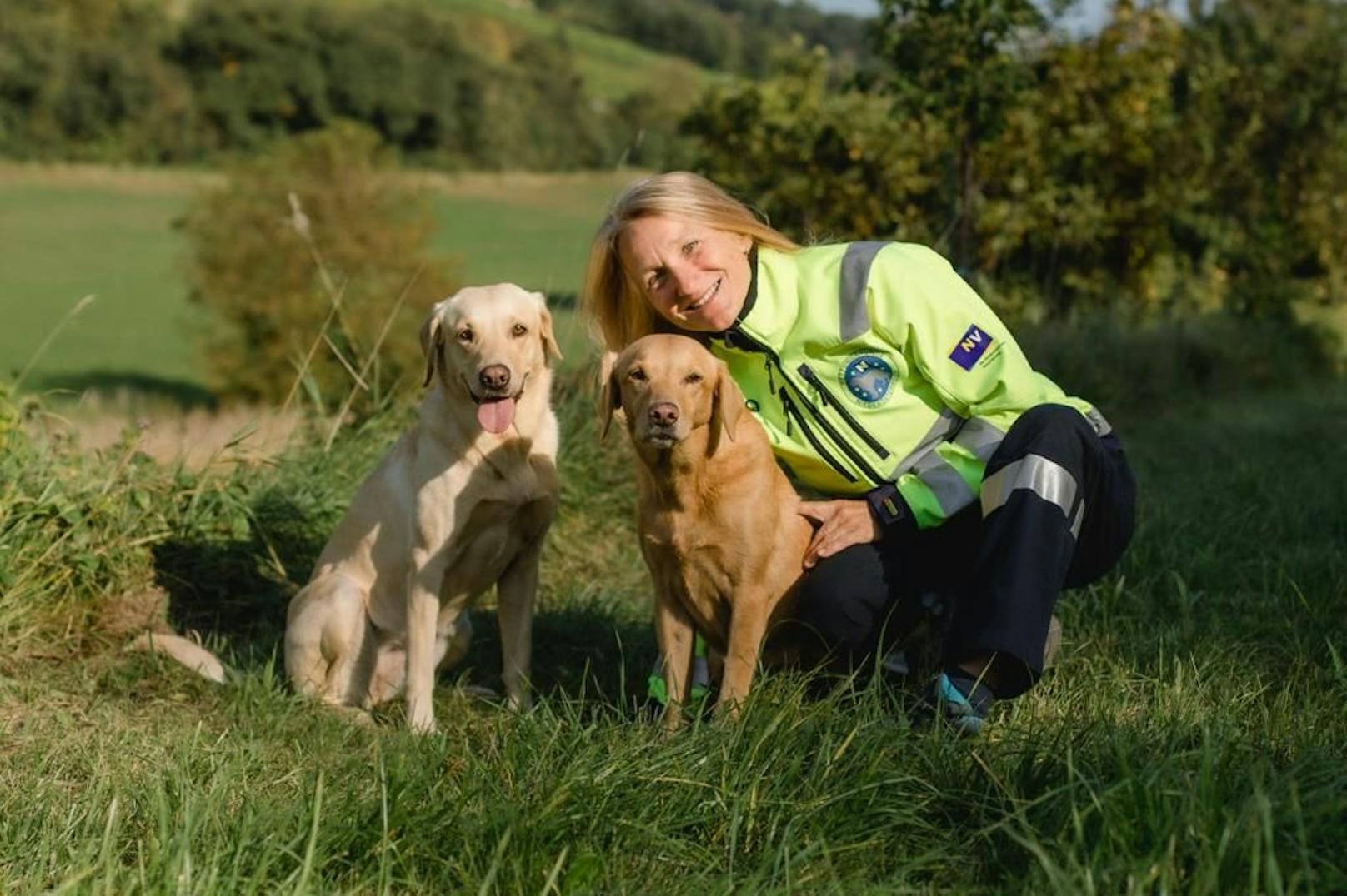 Karin Kuhn von den Rettungshunden Niederösterreich mit zwei Rettungshunden