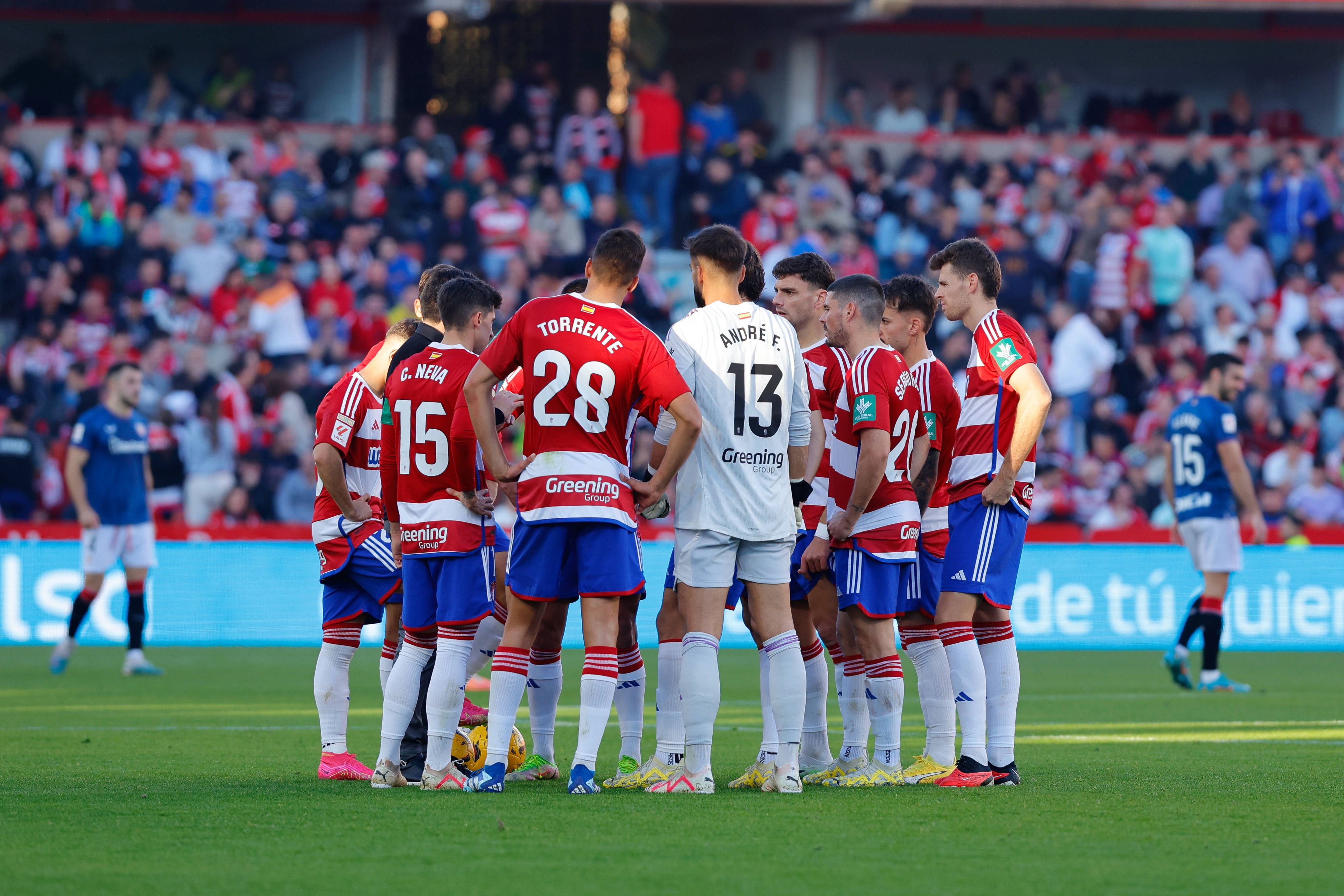 Die Granada-Spieler warten, während auf der Tribüne ein Fan erstversorgt wird.