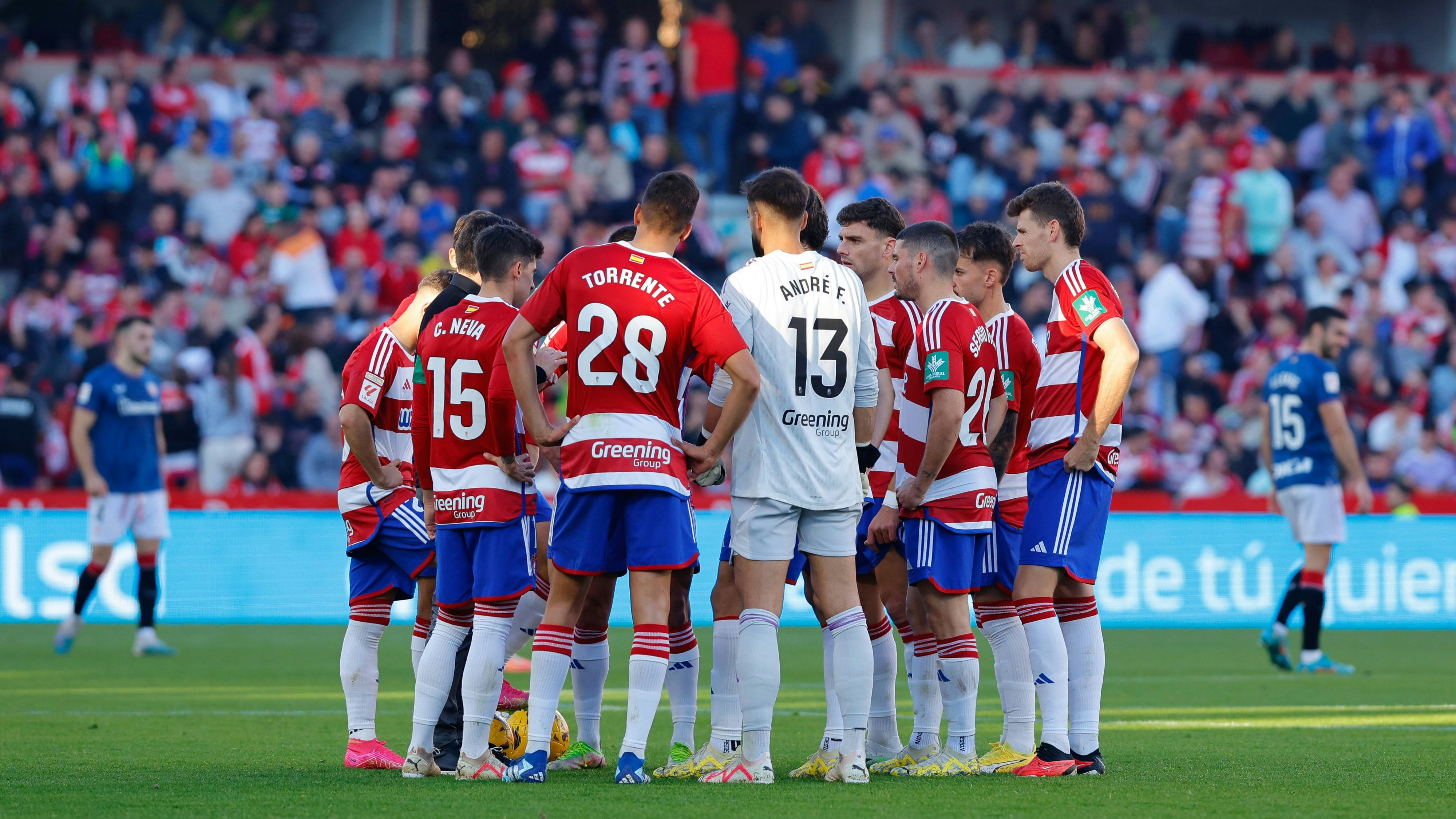 Die Granada-Spieler warten, während auf der Tribüne ein Fan erstversorgt wird.