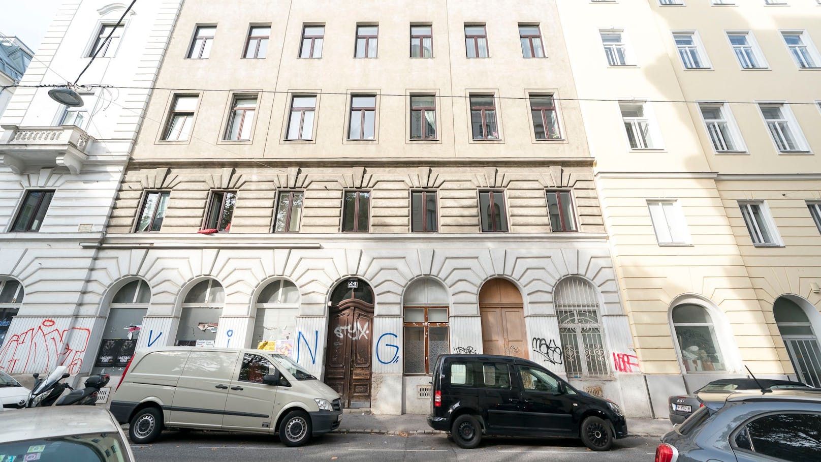 Ein Gründerzeithaus in der Rienößlgasse (Wien-Wieden) wird langsam verfallen gelassen. 