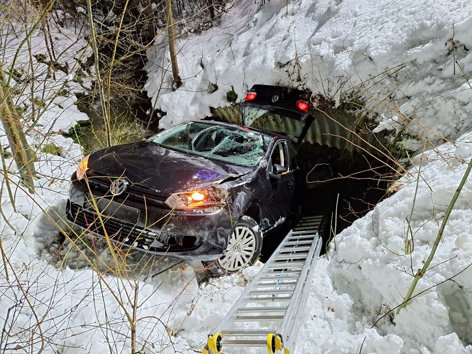 Im Mühlviertel in Oberösterreich ist erst vor wenigen Tagen eine 21-Jährige mit ihrem Wagen in ein Bachbett gestürzt. Die Frau wurde verletzt. Zwei Feuerwehren waren bei der Bergung beteiligt.