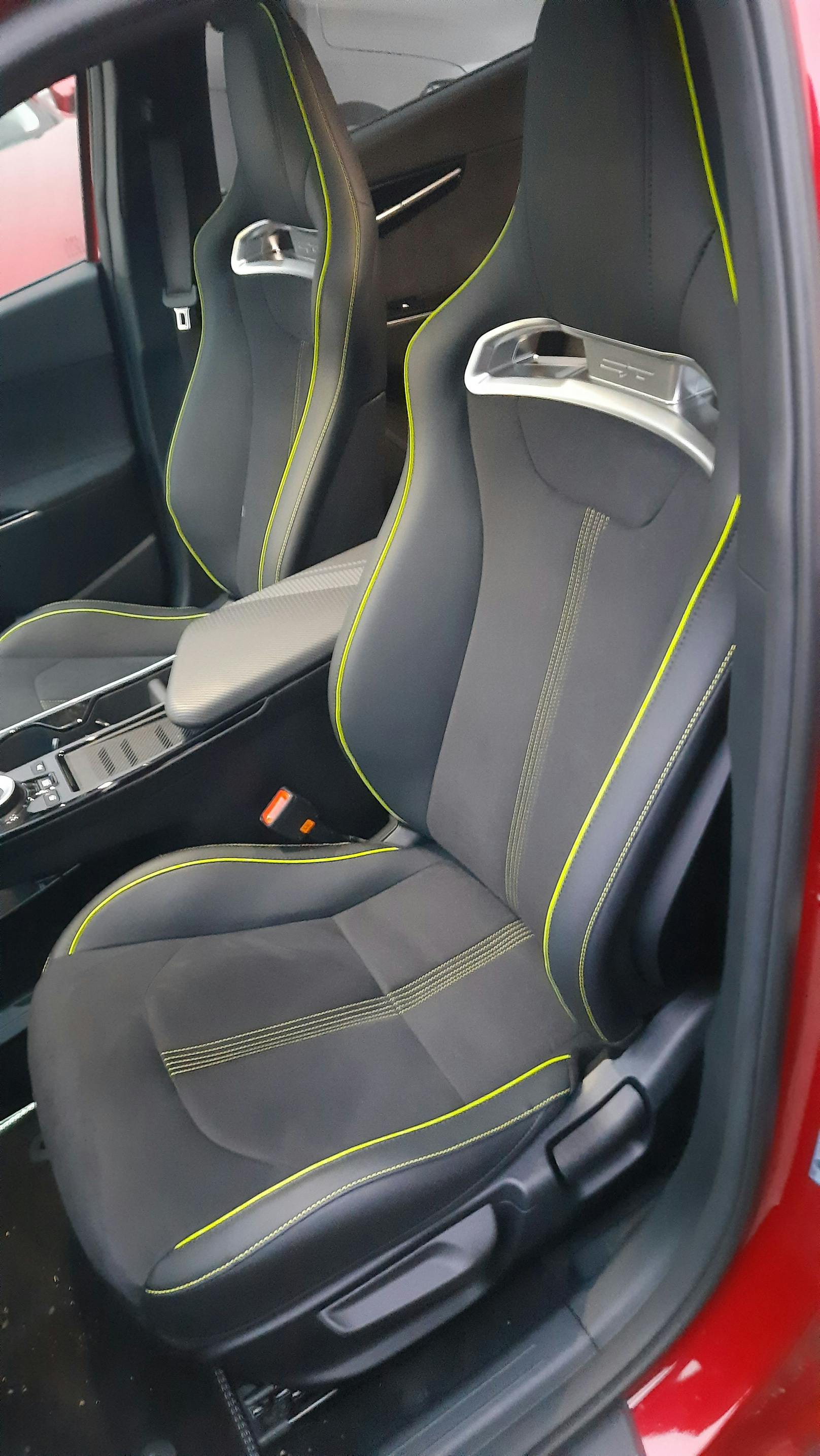 Sportsitze bieten den richtigen Seitenhalt im EV6 GT. 