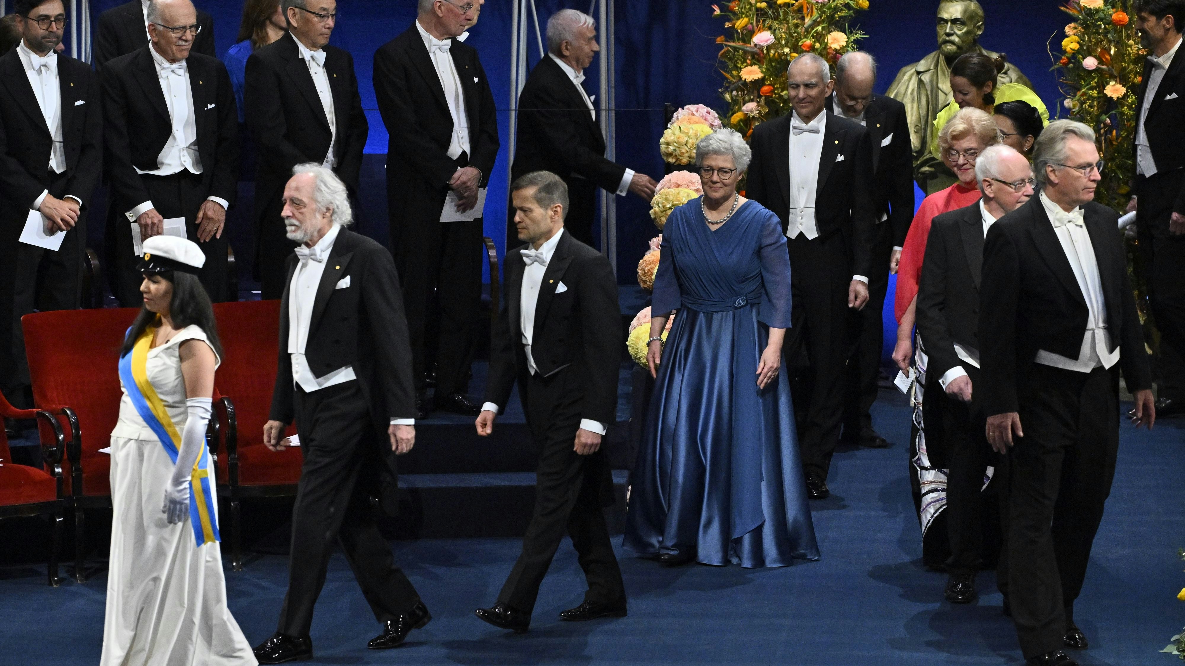 Der österreichische Physik-Nobelpreis-Gewinner Ferenc Krausz mit Pierre Agostini und Anne L'Huillier bei der Verleihung in Stockholm.
