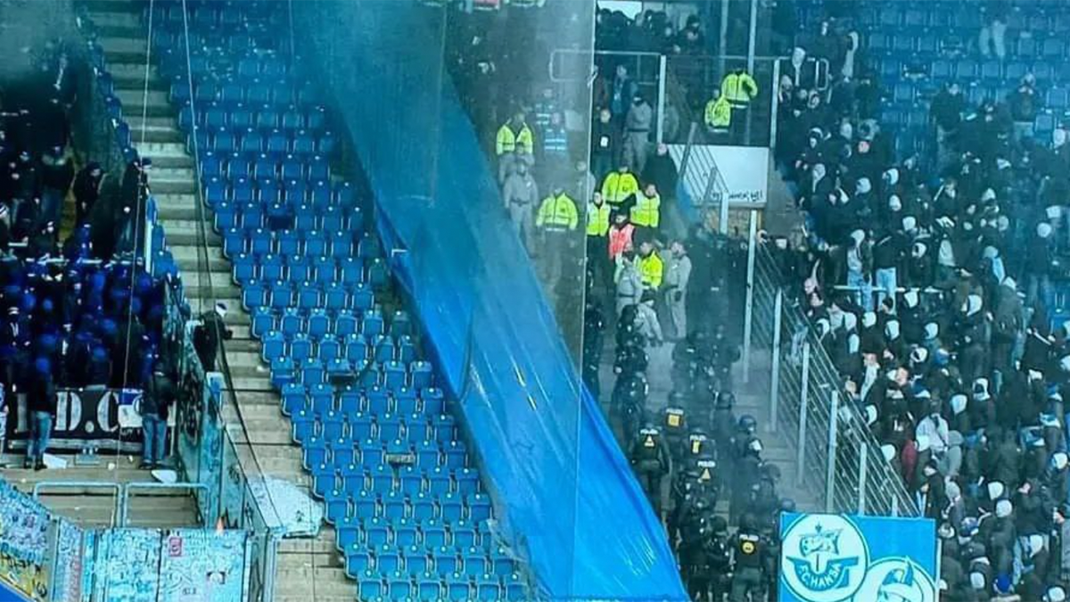 Fünf Minuten vor der Halbzeit kam es zu Ausschreitungen zwischen den beiden Fanlagern.