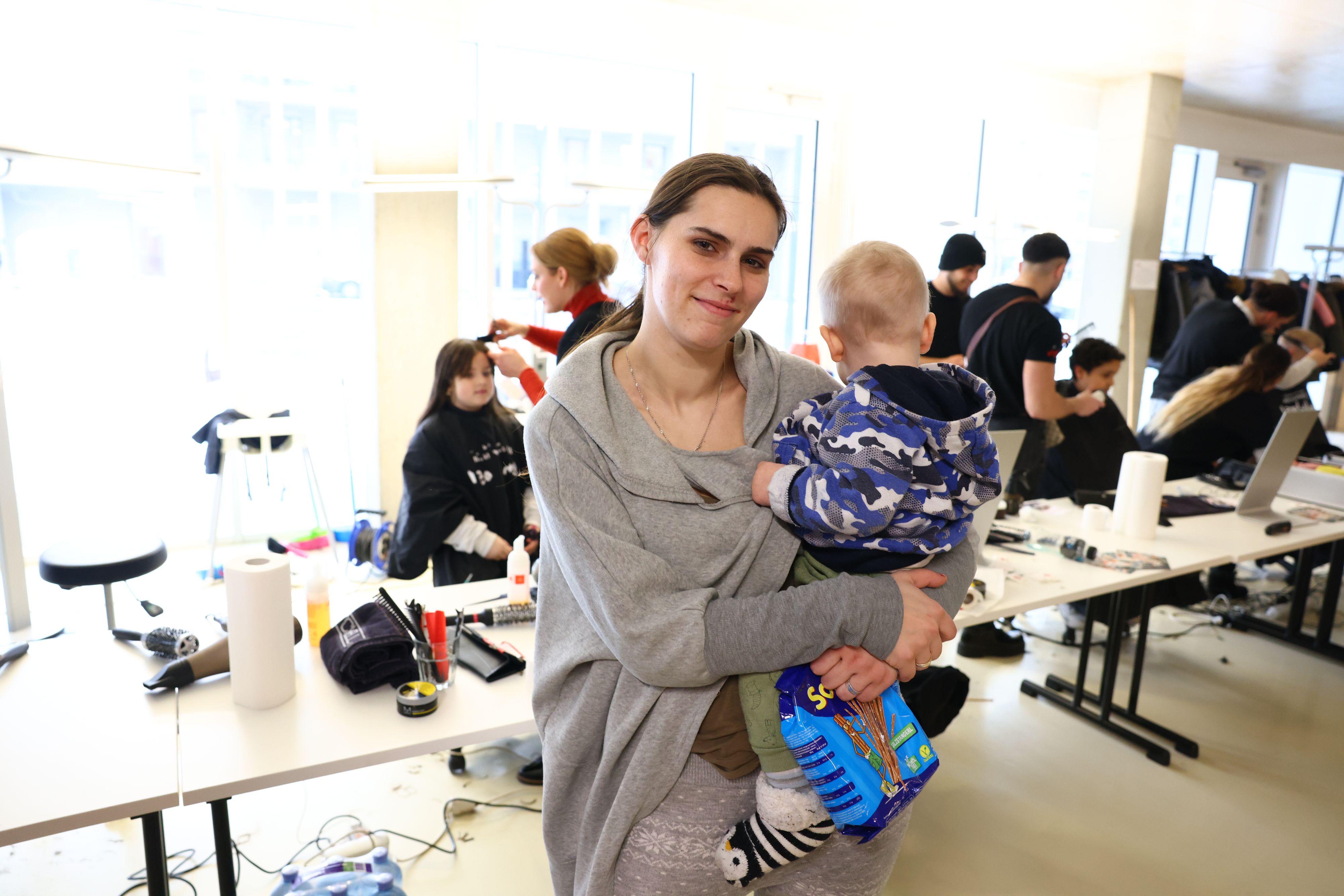 Tatjana mit Sohn Alejandro: Die dreifache Mutter kämpft mit den Teuerungen und freut sich über den gratis Friseurbesuch. 