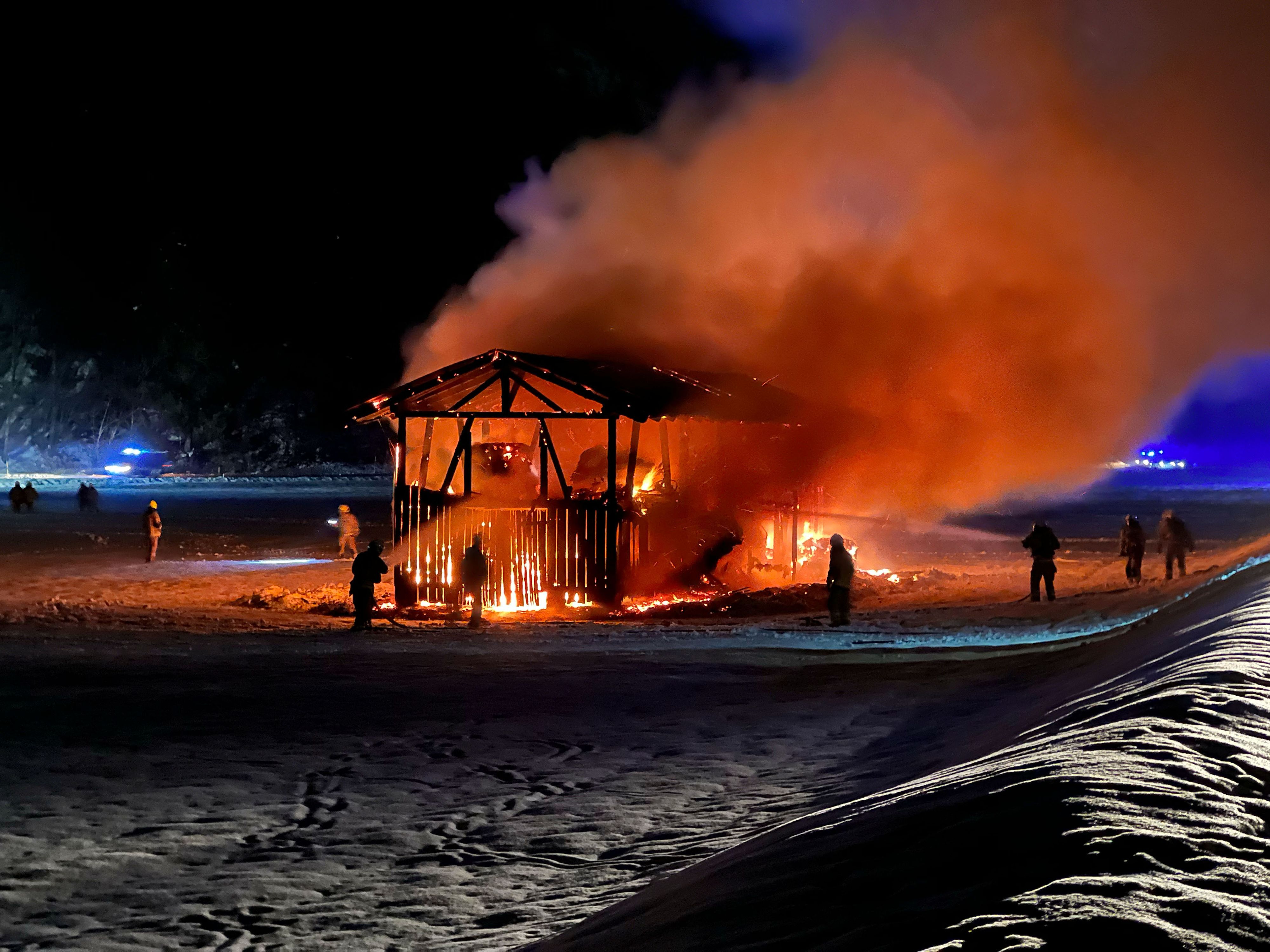 Das Feuer brach um 22.36 Uhr in einem Heustadel in Erpfendorf aus.