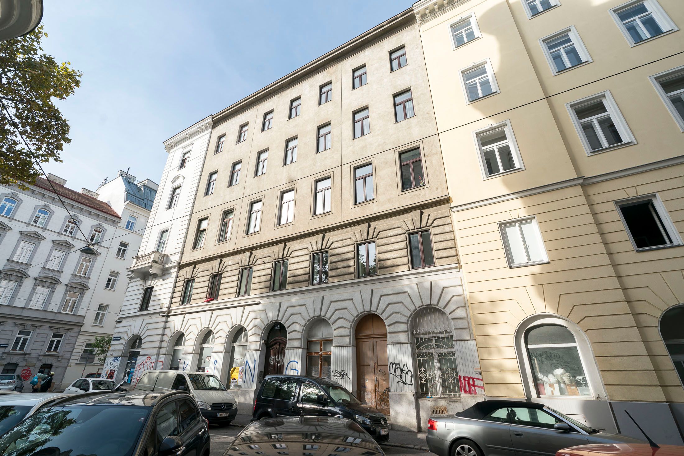 Ein altes Haus in Wien-Wieden verfällt langsam. Die Bewohner fühlen sich alleine gelassen.