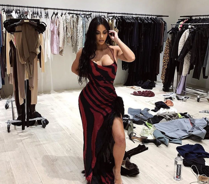 Kim Kardashian und ihre Familie entrümpeln regelmäßig ihre Kleiderschränke und verkaufen die Sachen im Netz.