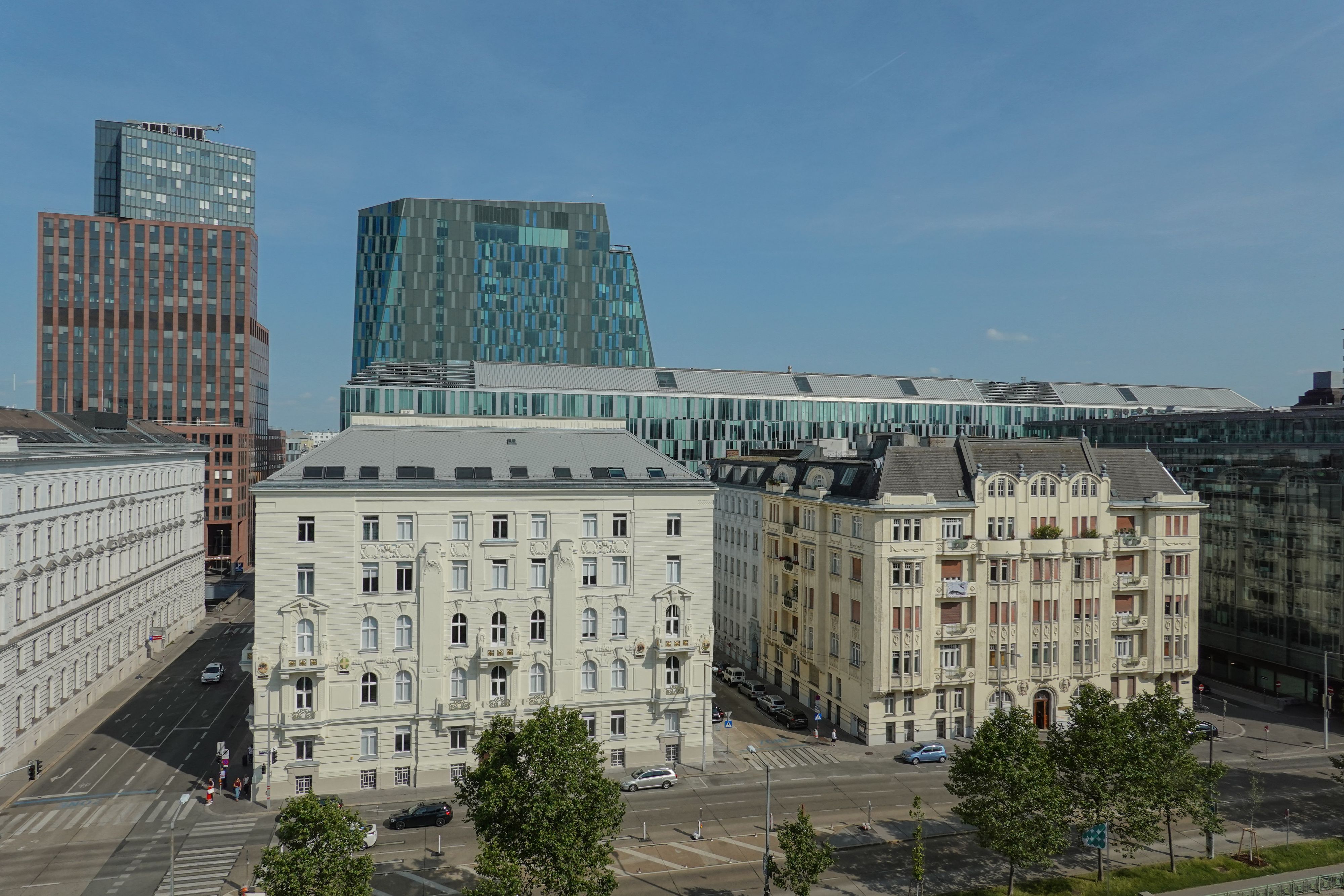 Blick auf Zentrum Wien-Mitte mit Justizturm und Finanzministerium.