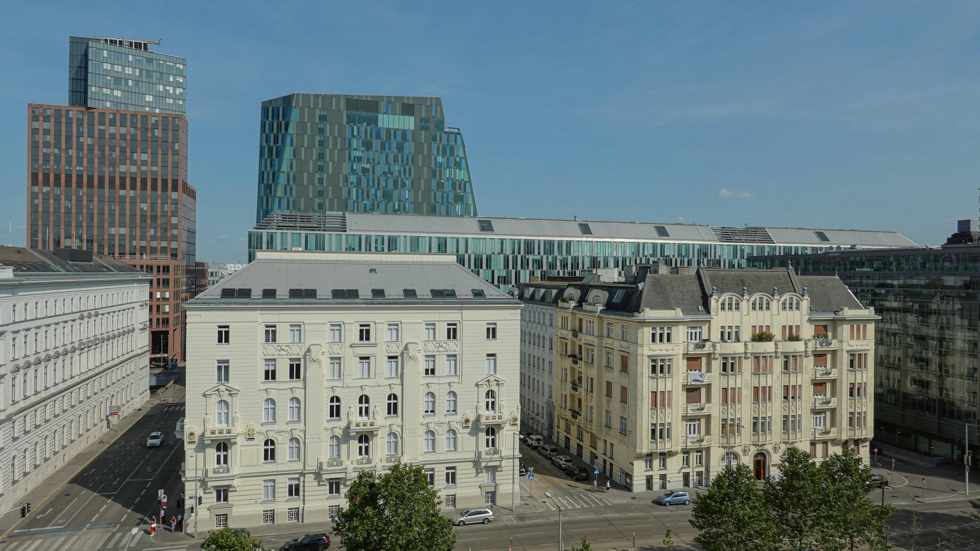 Blick auf Zentrum Wien-Mitte mit Justizturm und Finanzministerium.